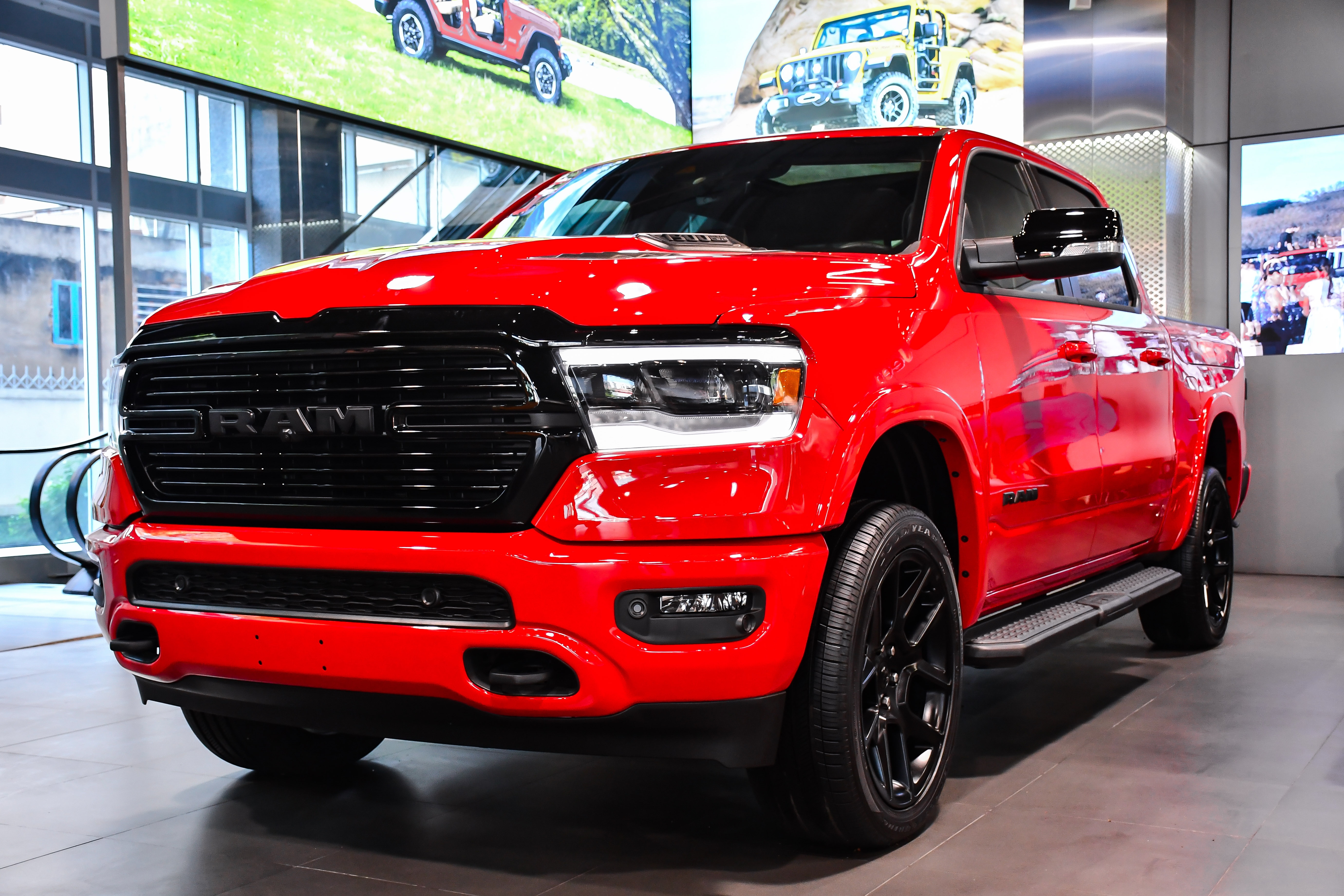 RAM 1500 Laramie Night Edition anh 1