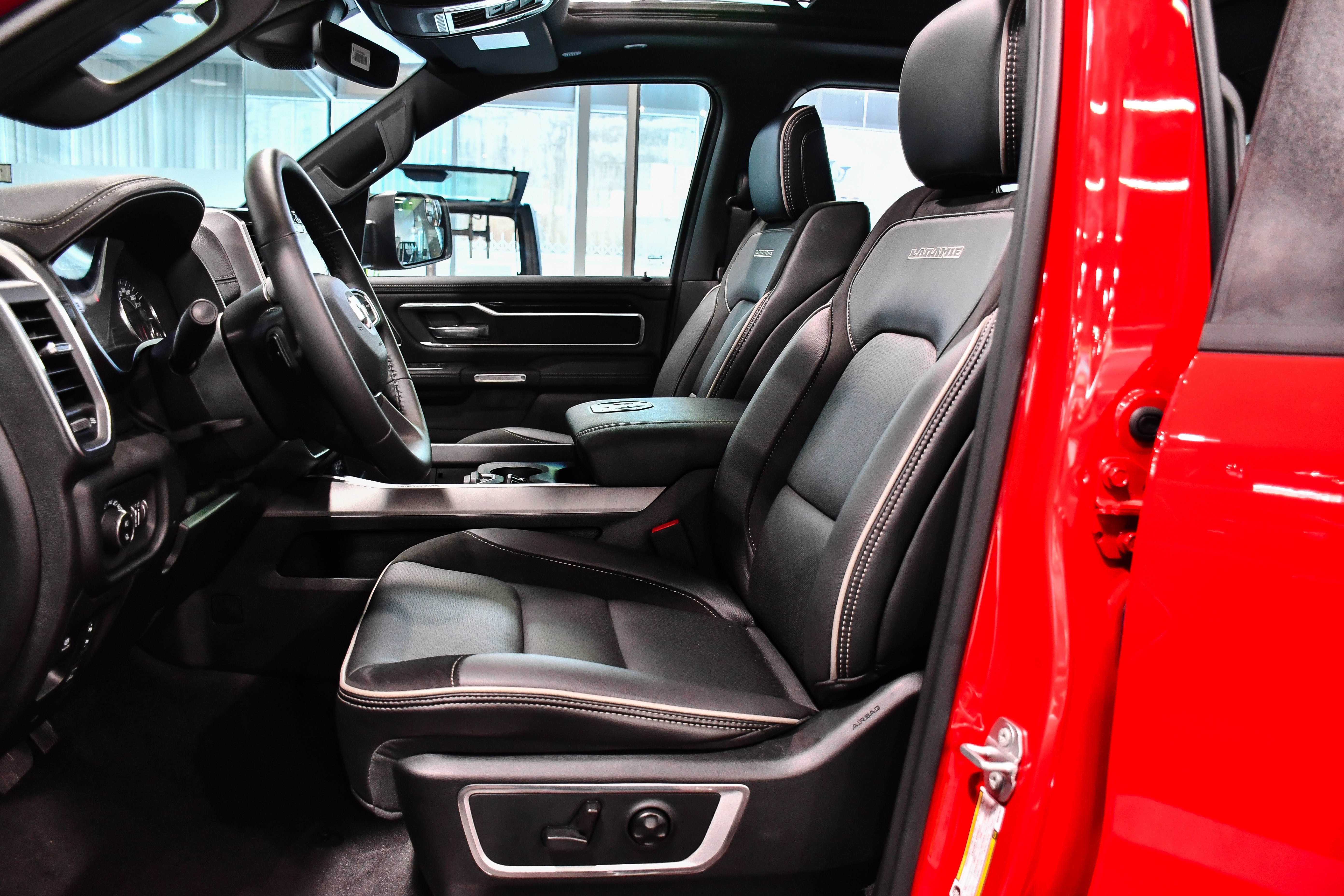 RAM 1500 Laramie Night Edition anh 17