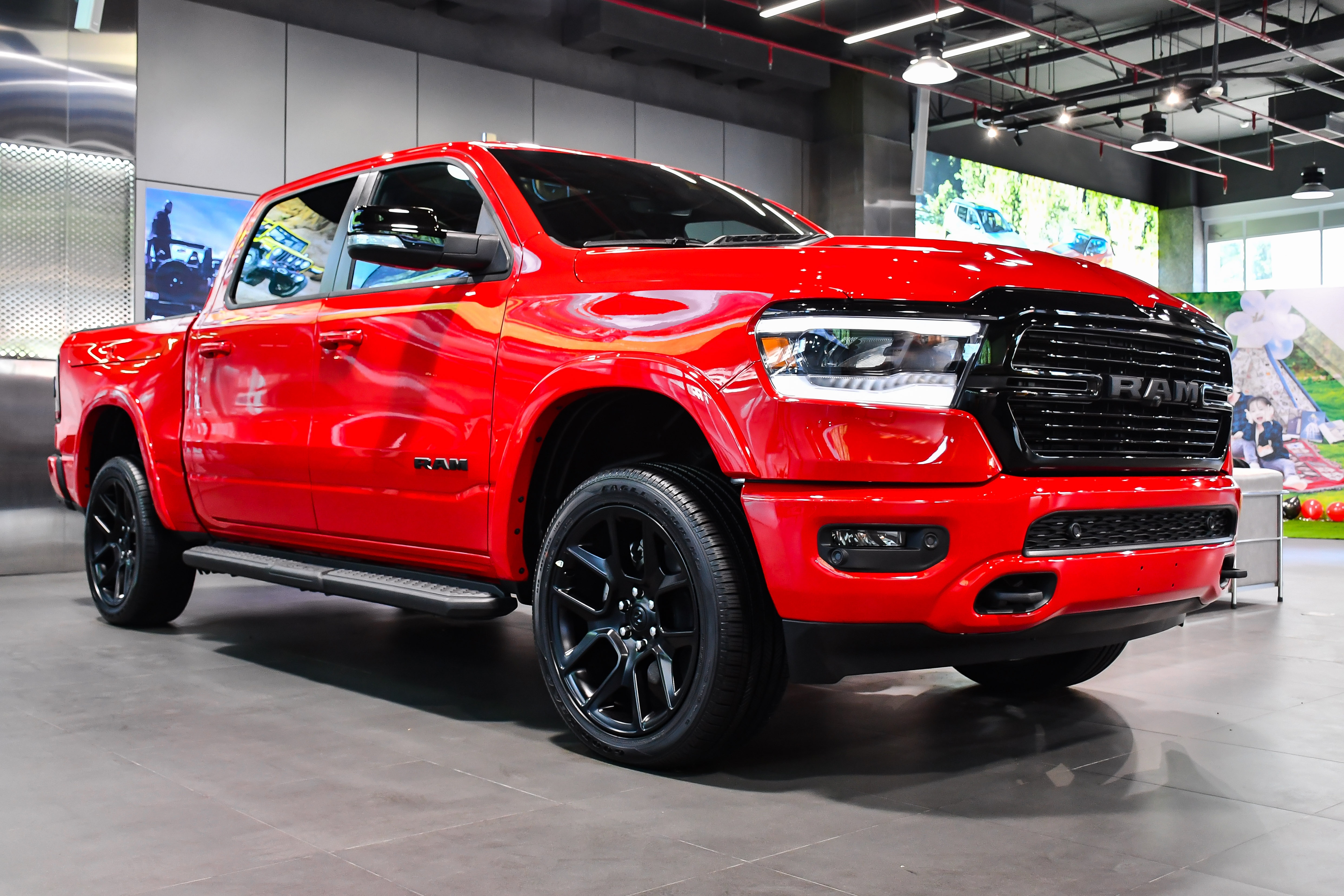 Chi tiet ban tai RAM 1500 Laramie Night Edition gia gan 5,5 ty dong hinh anh