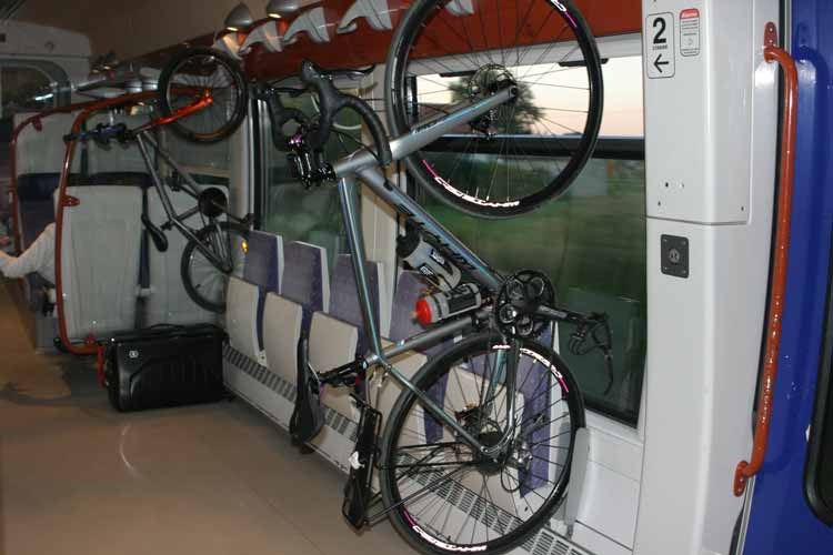 mang xe đạp lên tàu điện công cộng ảnh 4 mang xe dap len tau dien cong cong anh 4