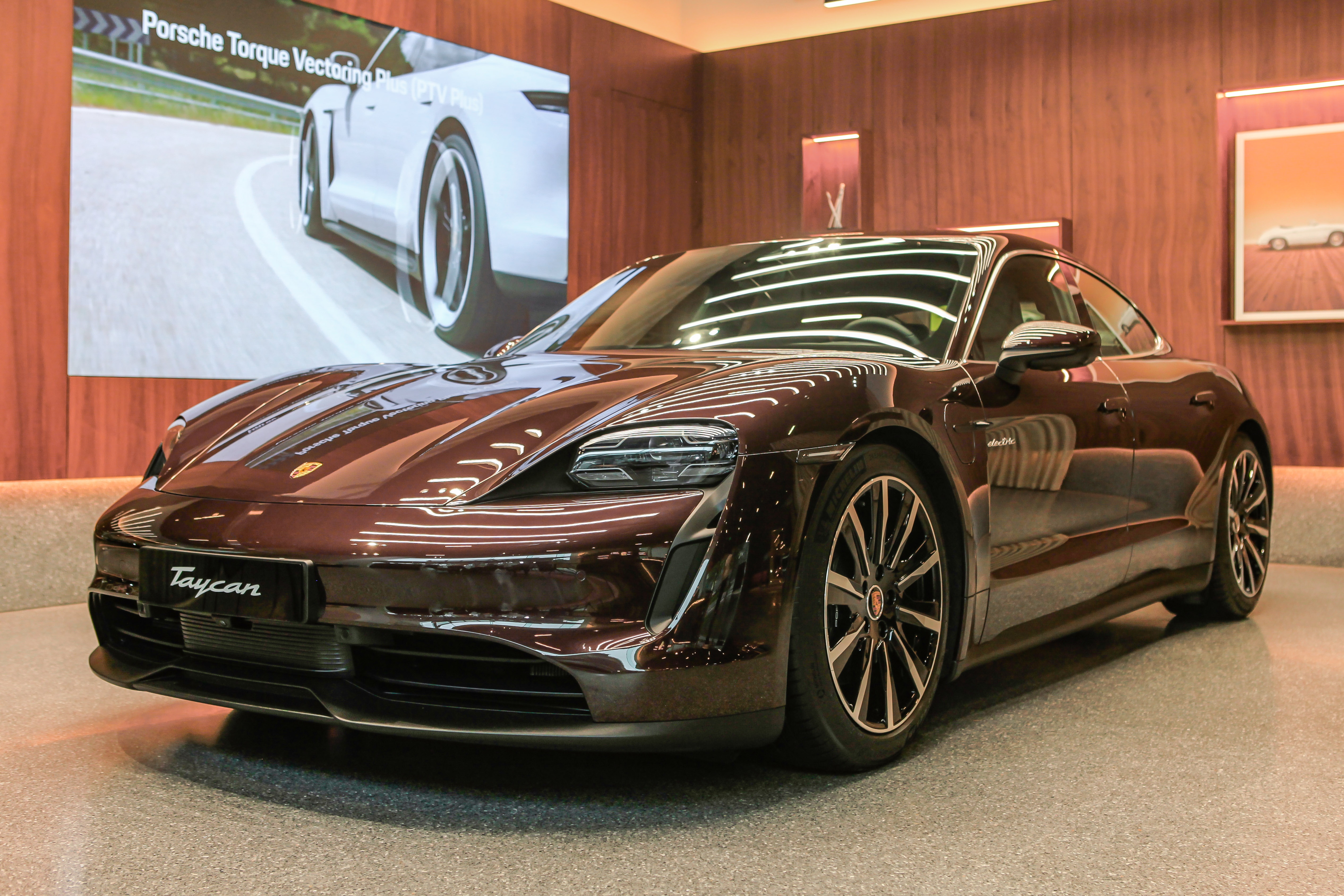 Porsche trieu hoi toan bo xe dien Taycan hinh anh