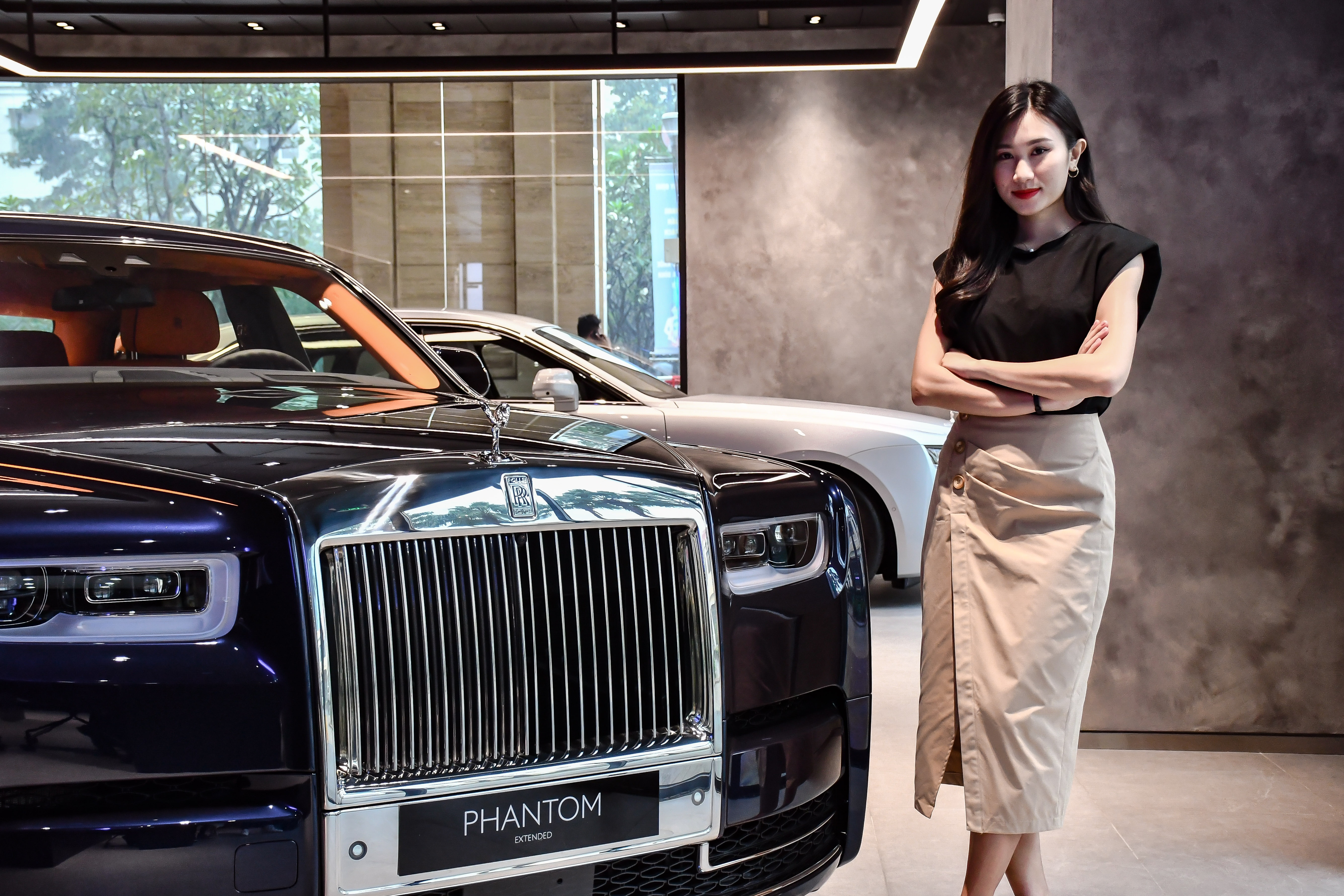 Kham pha cua hang Rolls-Royce dau tien tai TP.HCM hinh anh