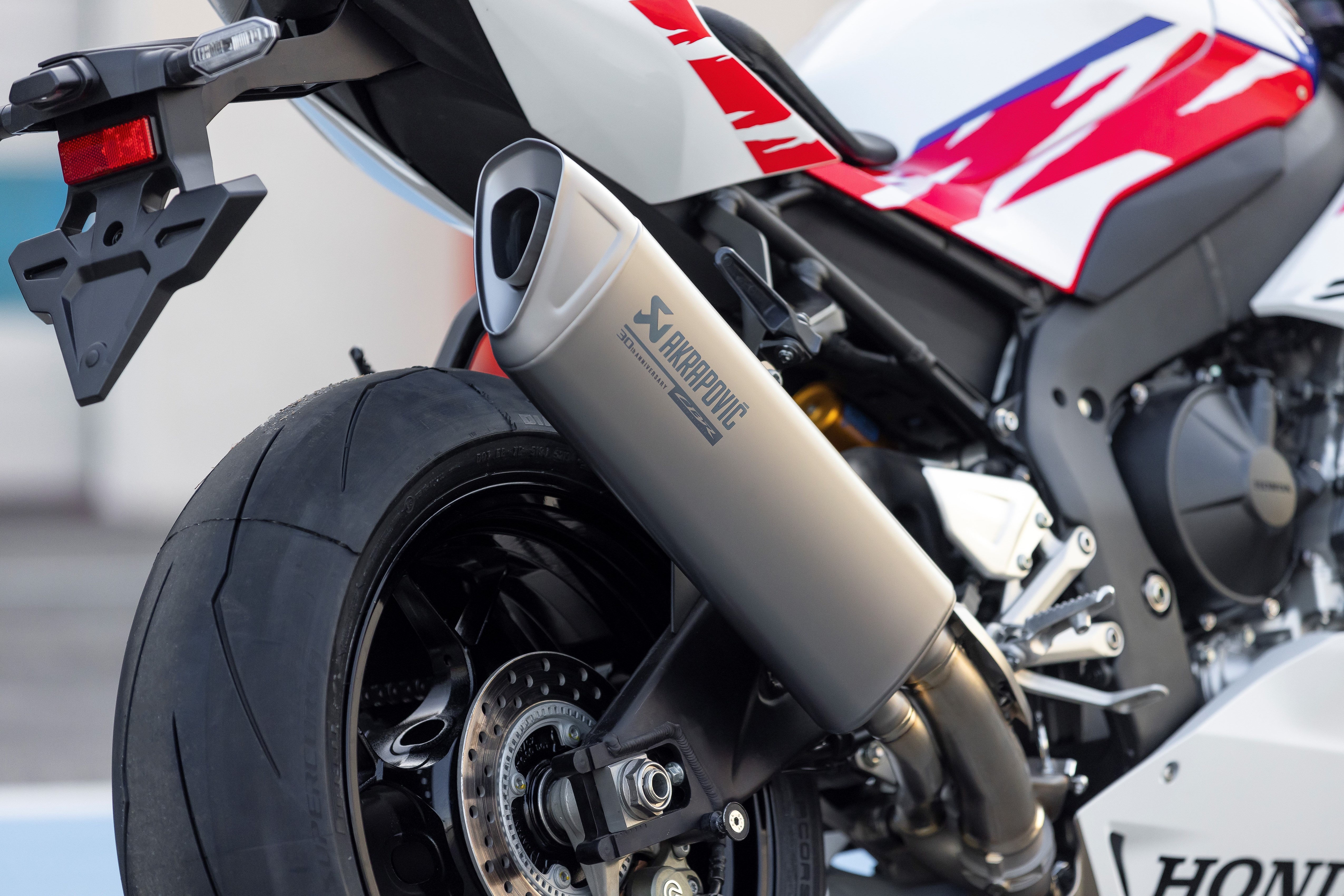 Honda CBR1000RR-R anh 8