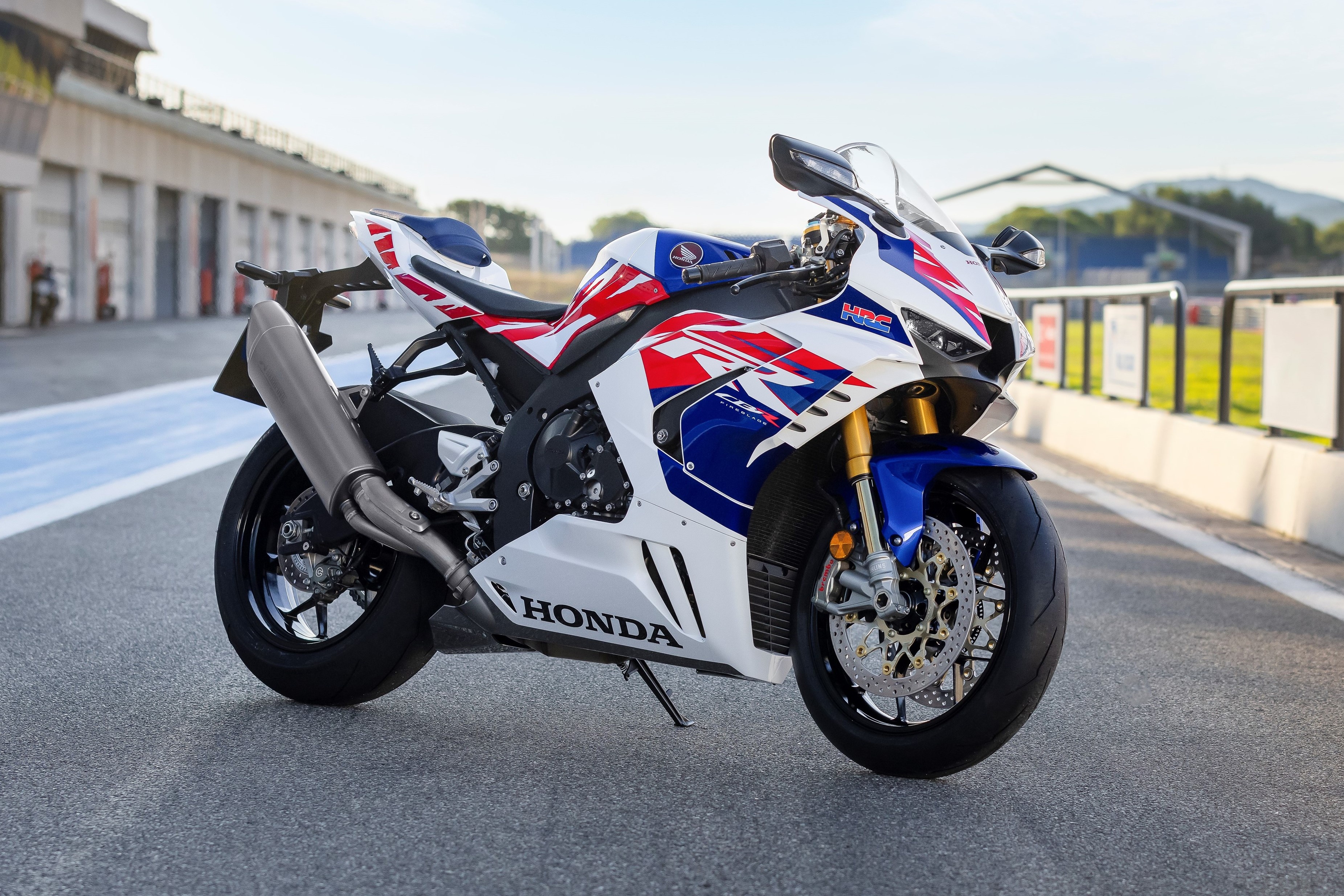 Honda CBR1000RR-R duoc nang cap hieu nang va co them ban dac biet hinh anh