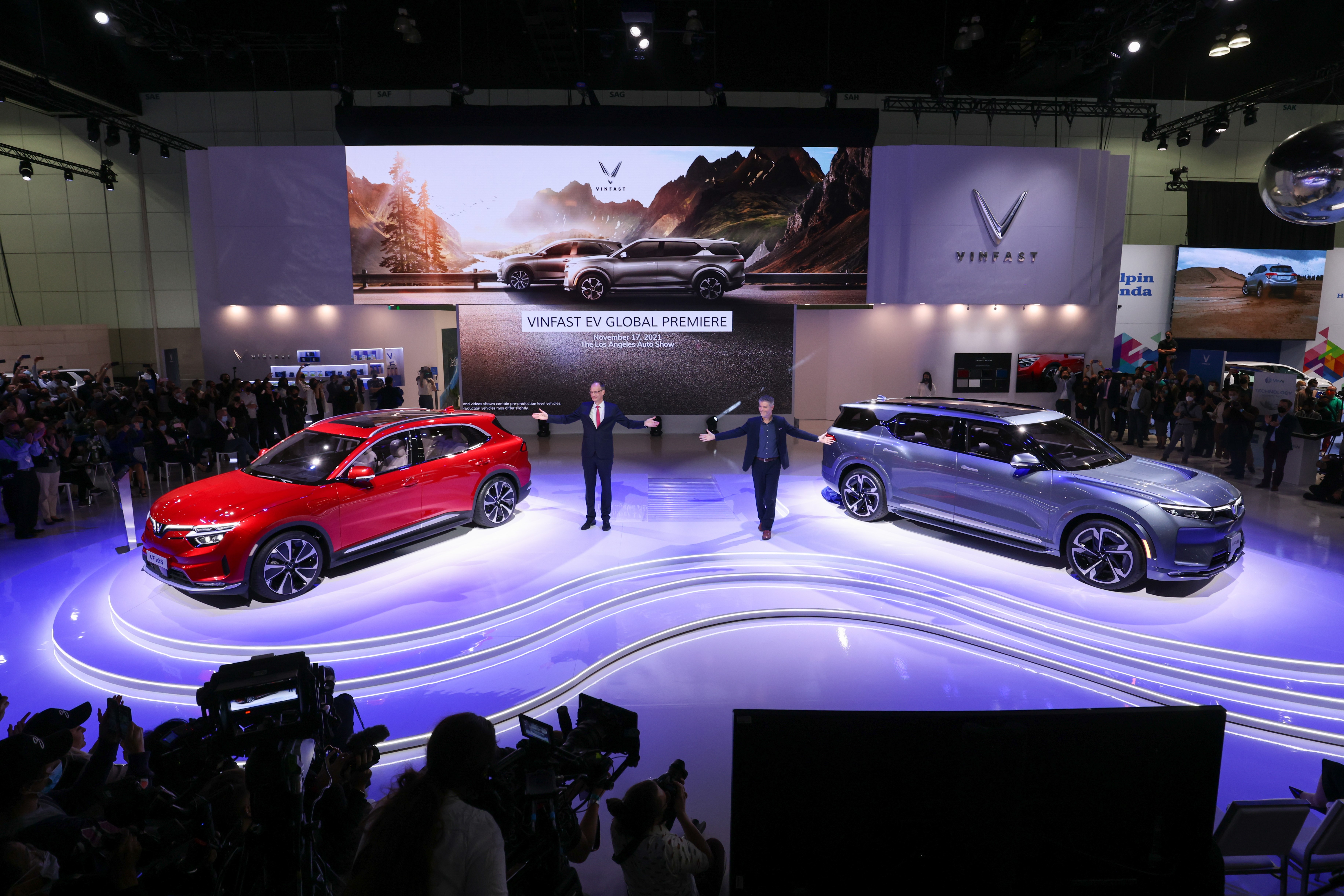 Xe dien VinFast vuon ra the gioi, san sang canh tranh voi Tesla hinh anh