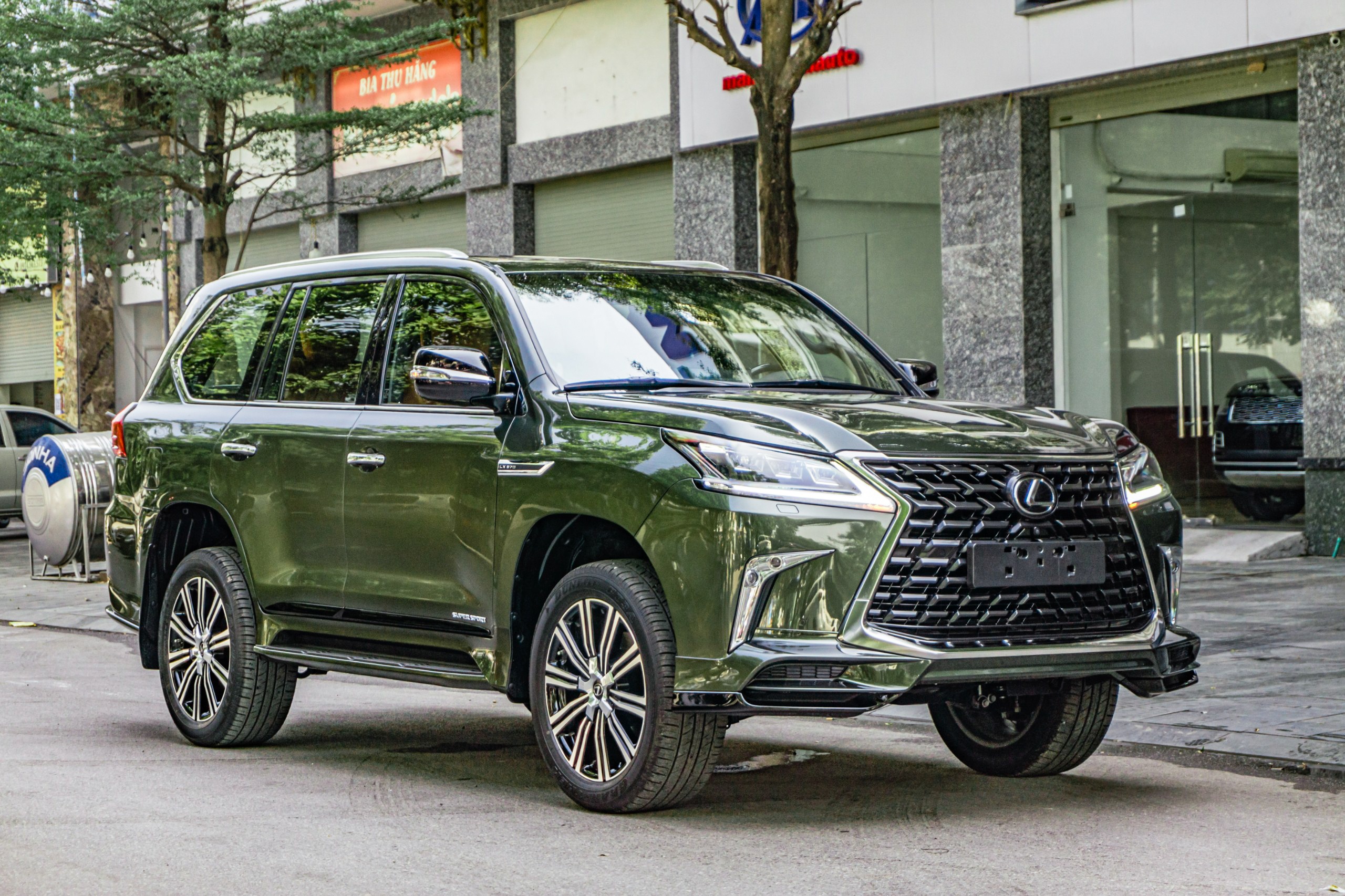 Can canh Lexus LX 570 voi mau son dac biet tai Viet Nam hinh anh