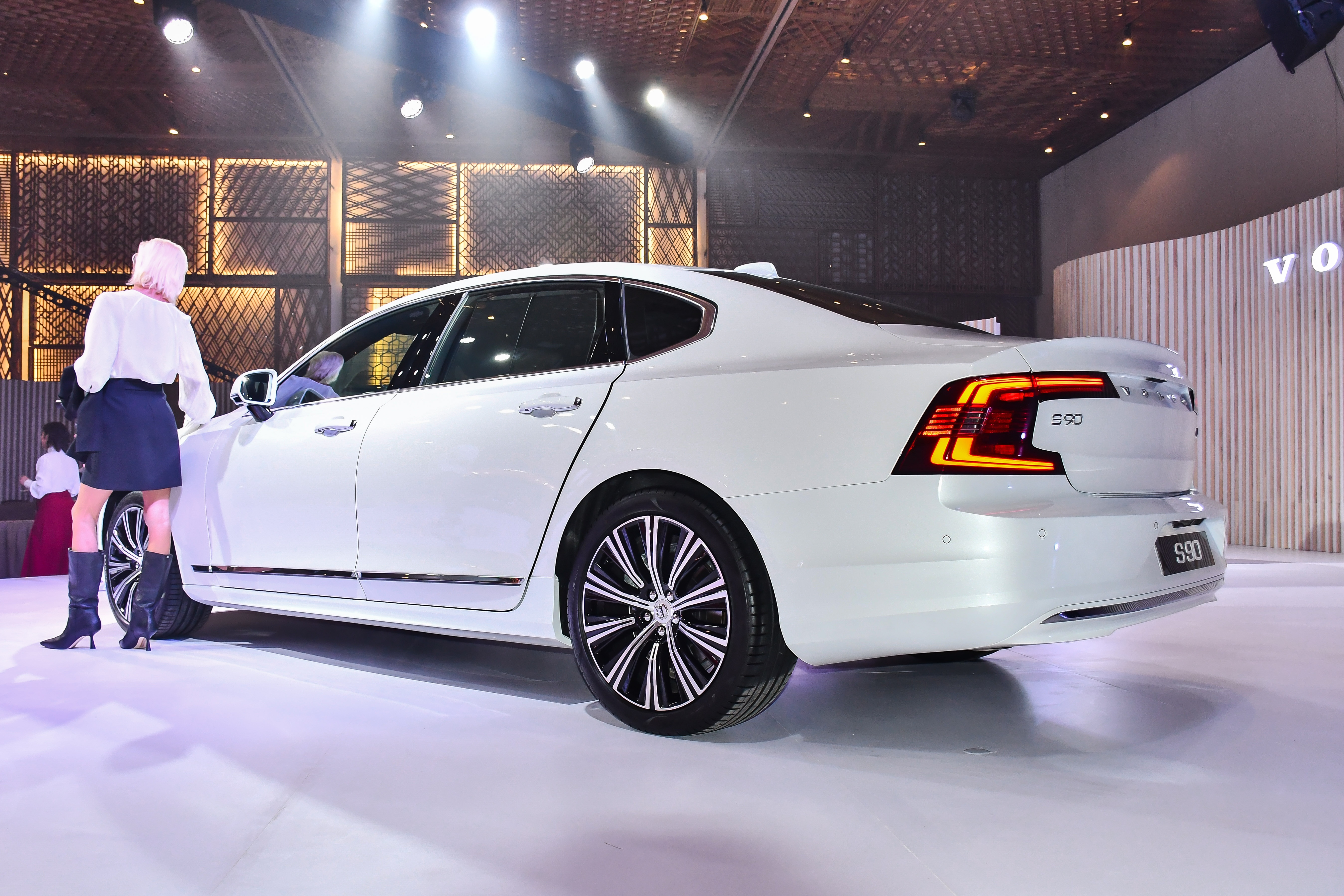 Chon Mercedes-Benz E-Class hay Volvo S90 anh 5