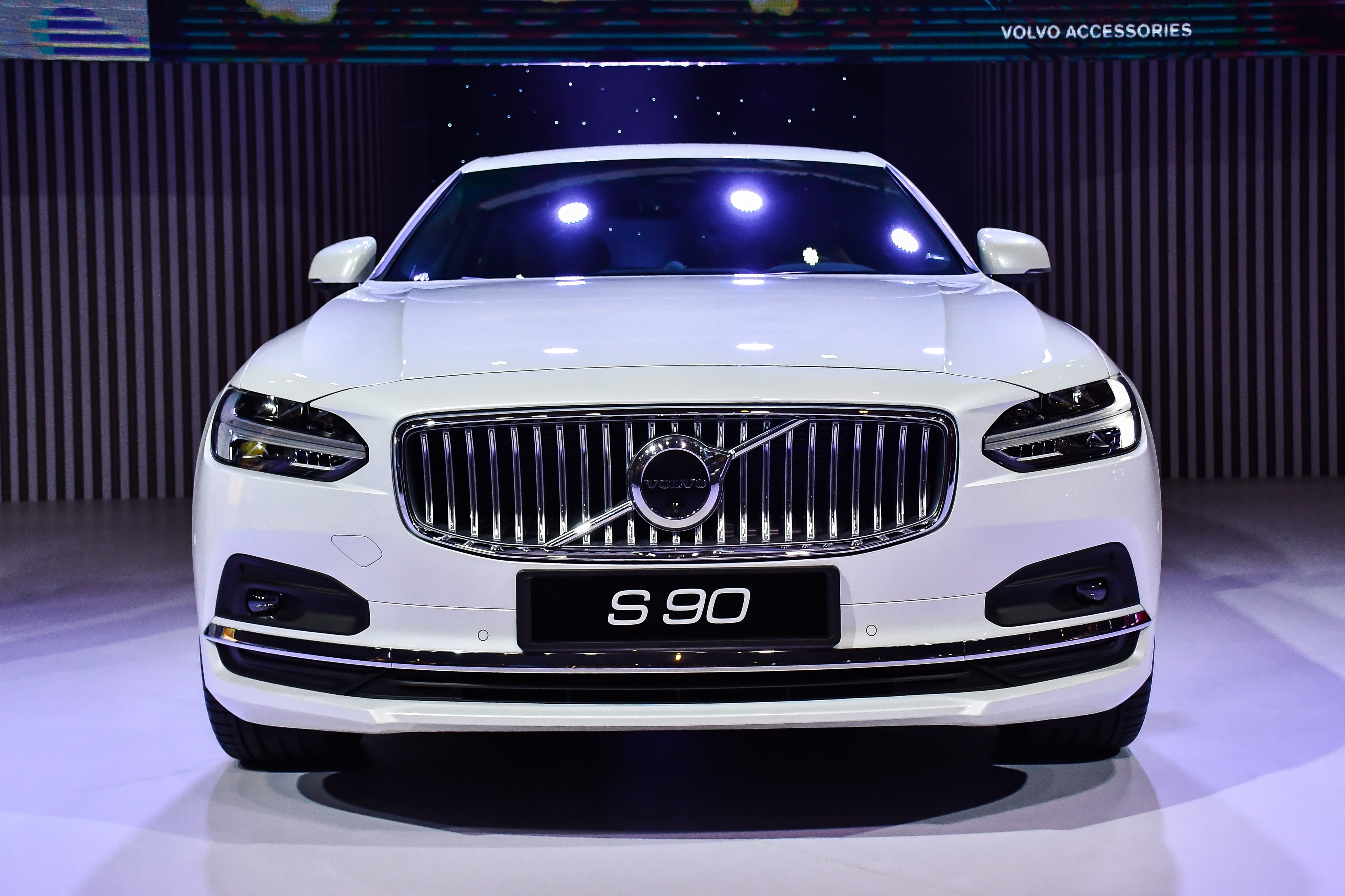 Chon Mercedes-Benz E-Class hay Volvo S90 anh 15