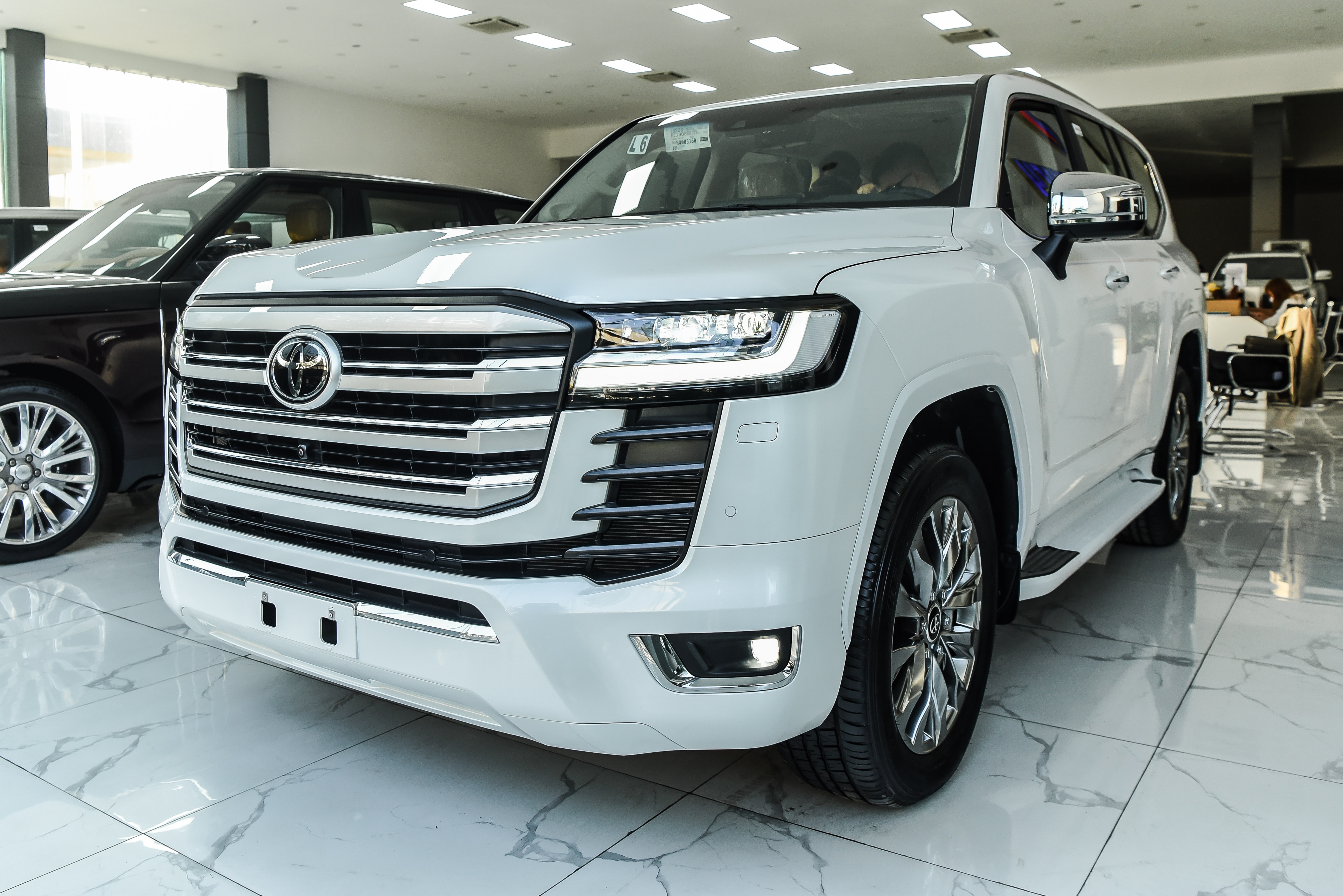 Can canh Toyota Land Cruiser ban VXR nhap khau tu Trung Dong hinh anh