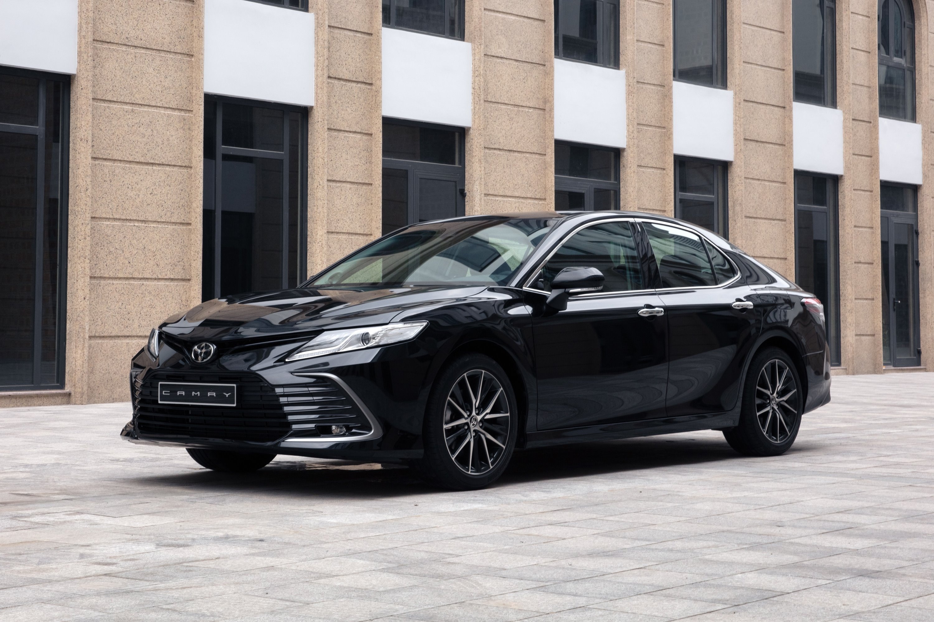 Gia lan banh loat sedan tien ty vua ra mat tai Viet Nam hinh anh