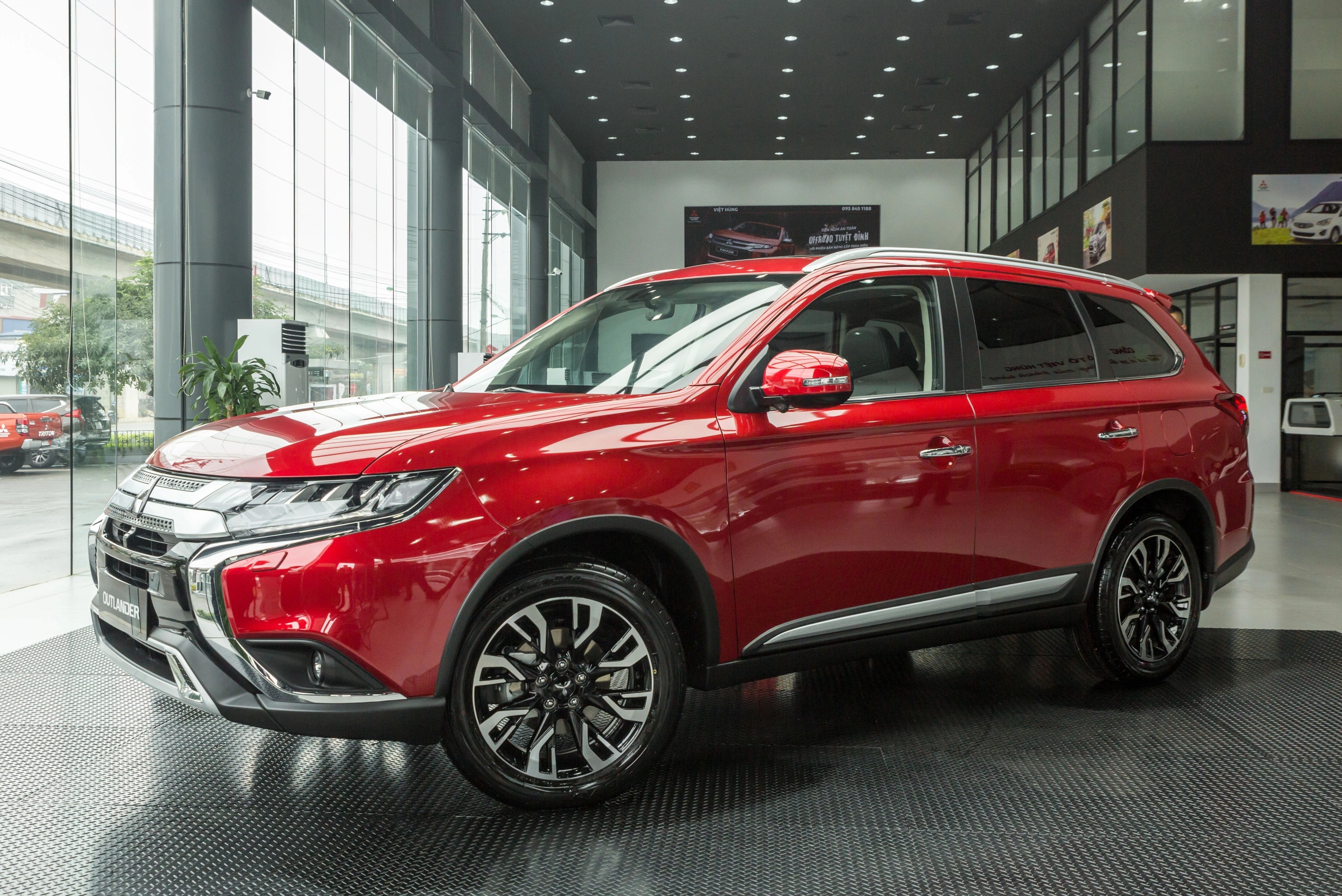 Loat oto noi duoc giam 100% le phi truoc ba dip cuoi nam hinh anh