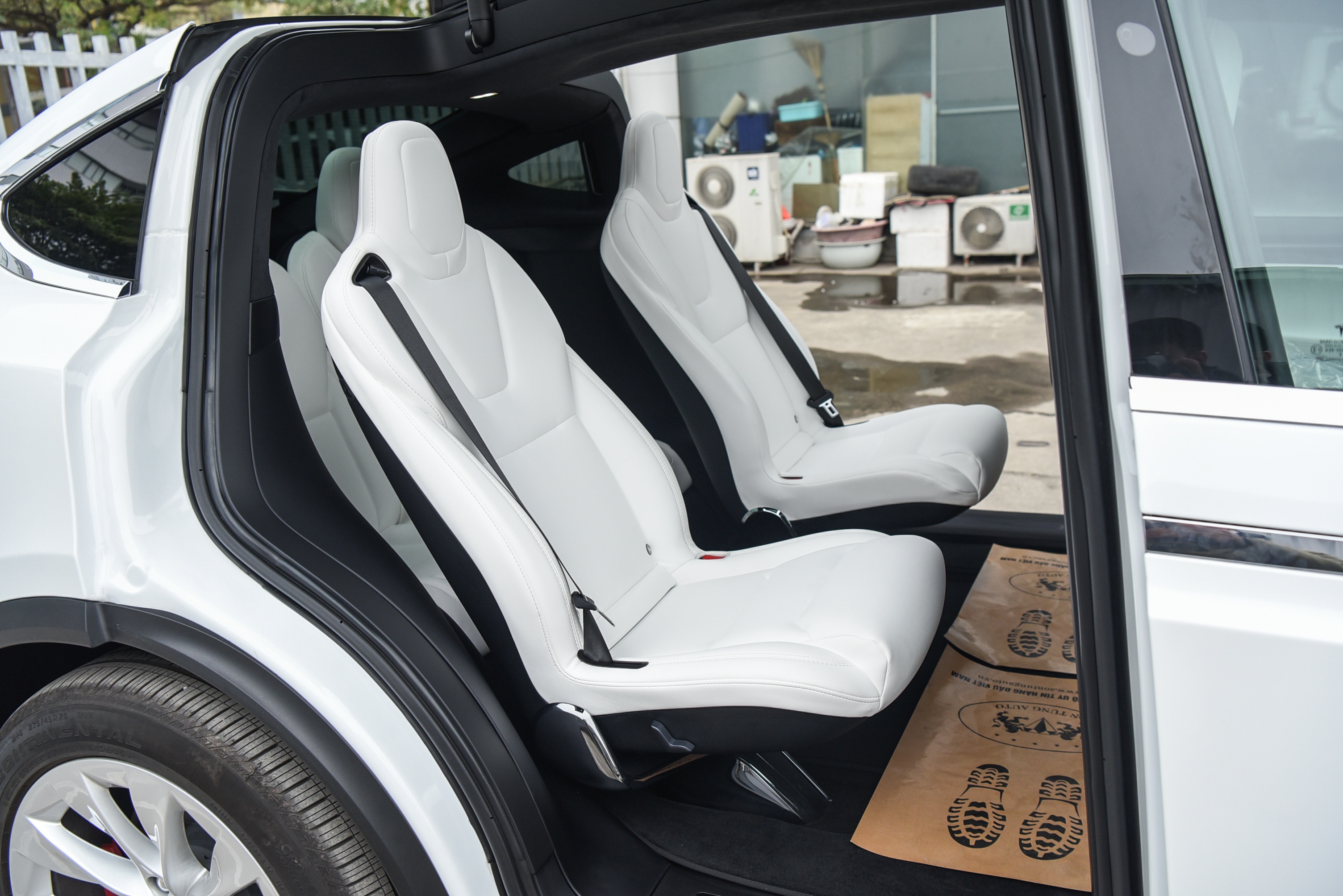 Tesla Model X anh 17