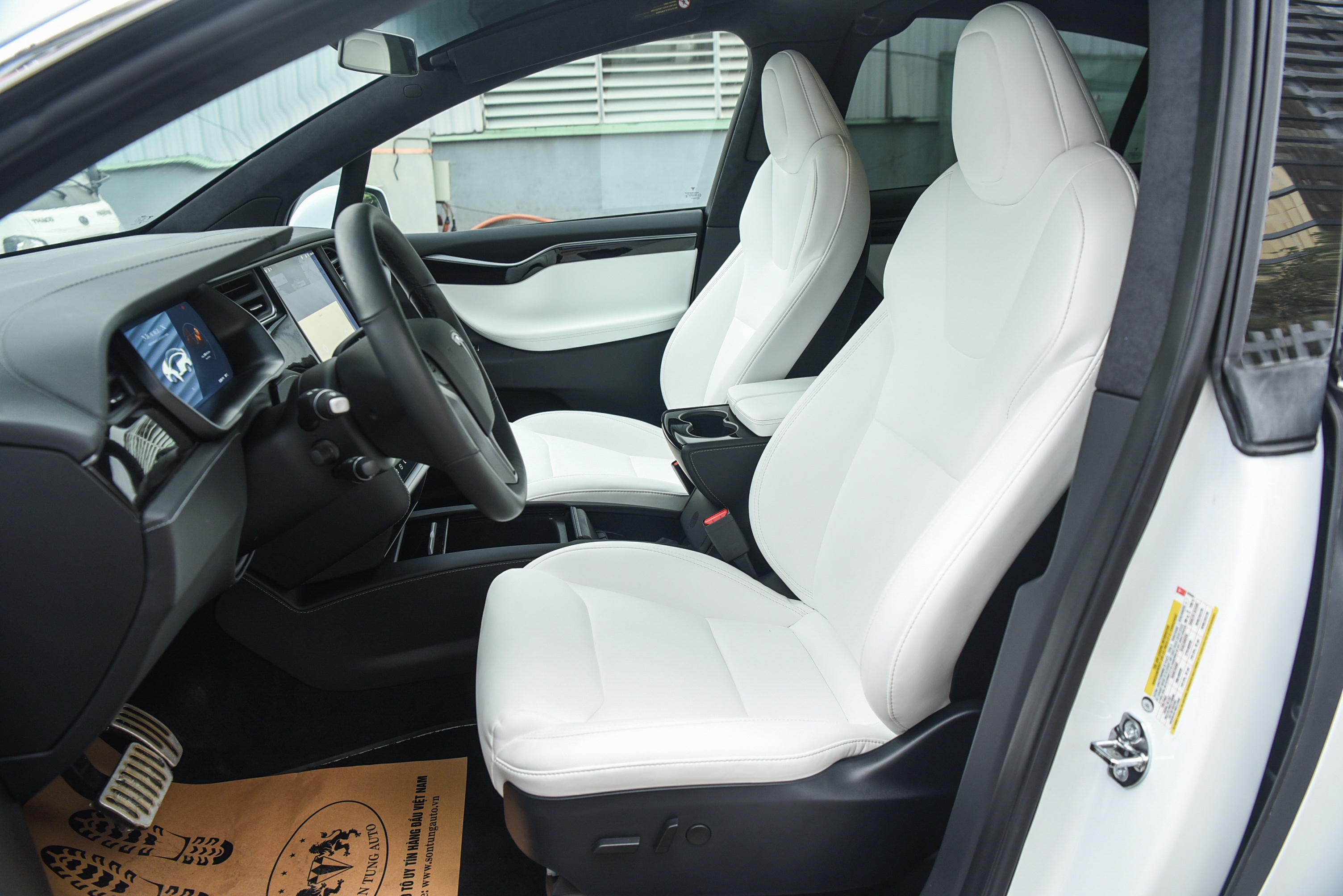 Tesla Model X anh 16