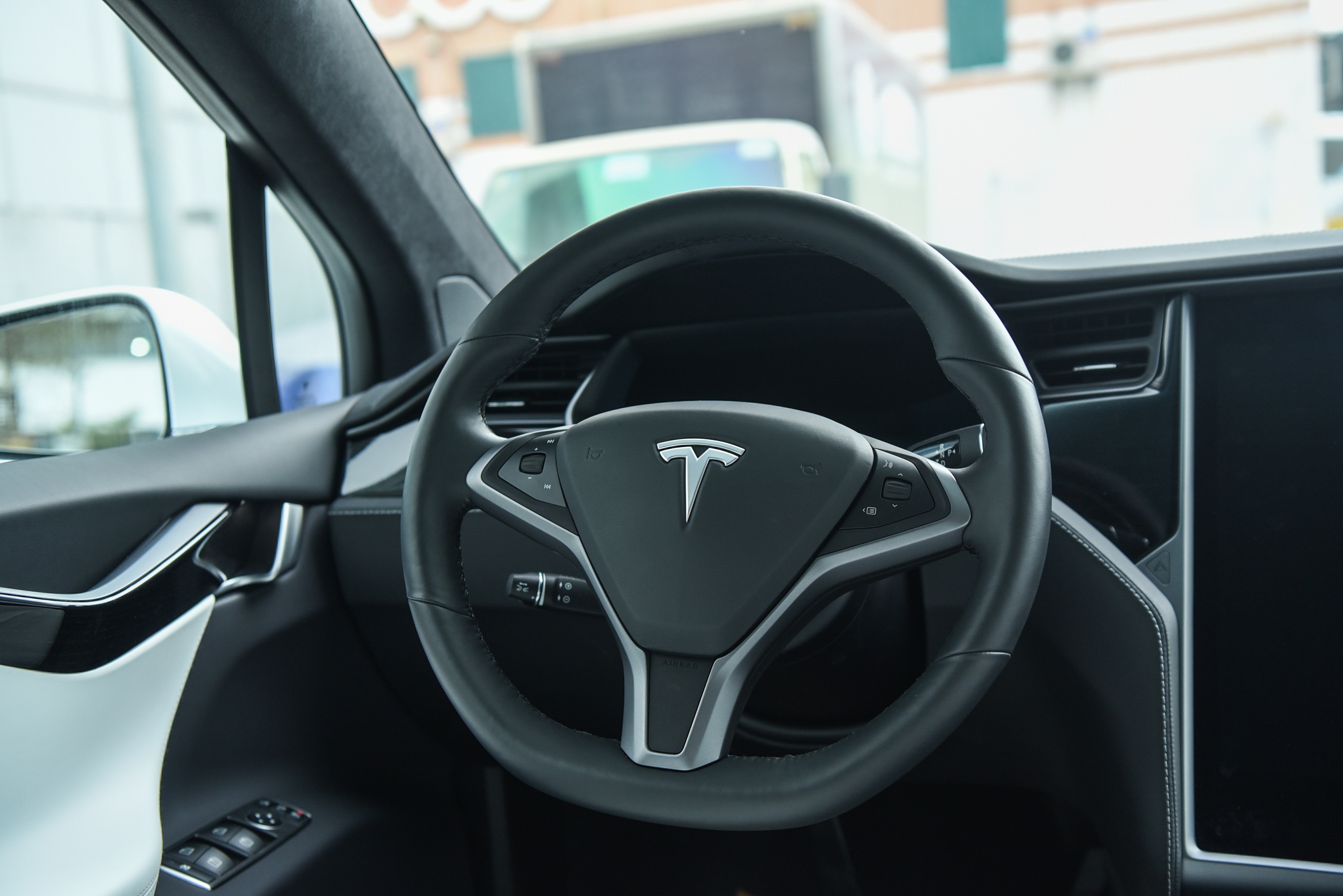 Tesla Model X anh 14