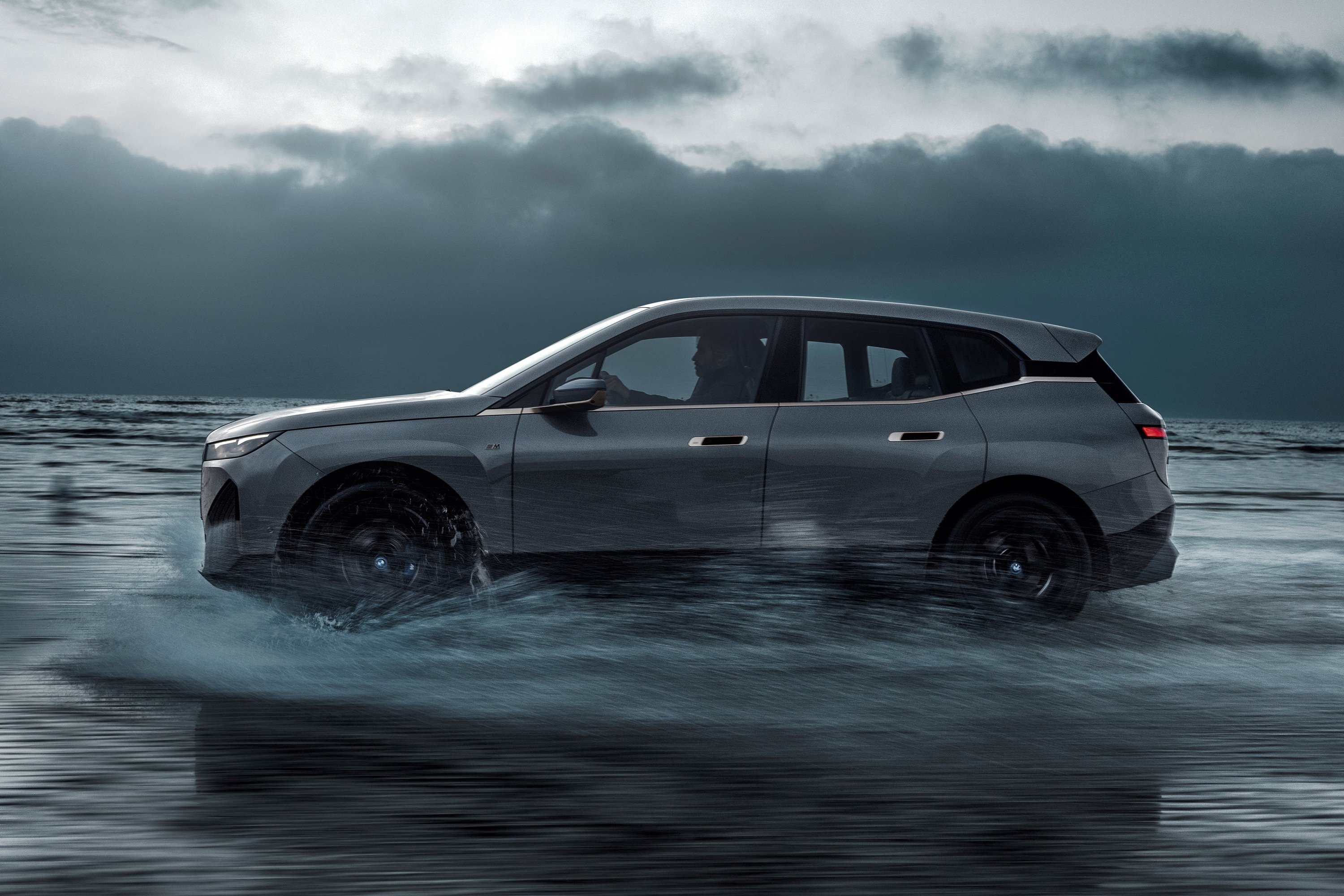 SUV dien hieu nang cao anh 6