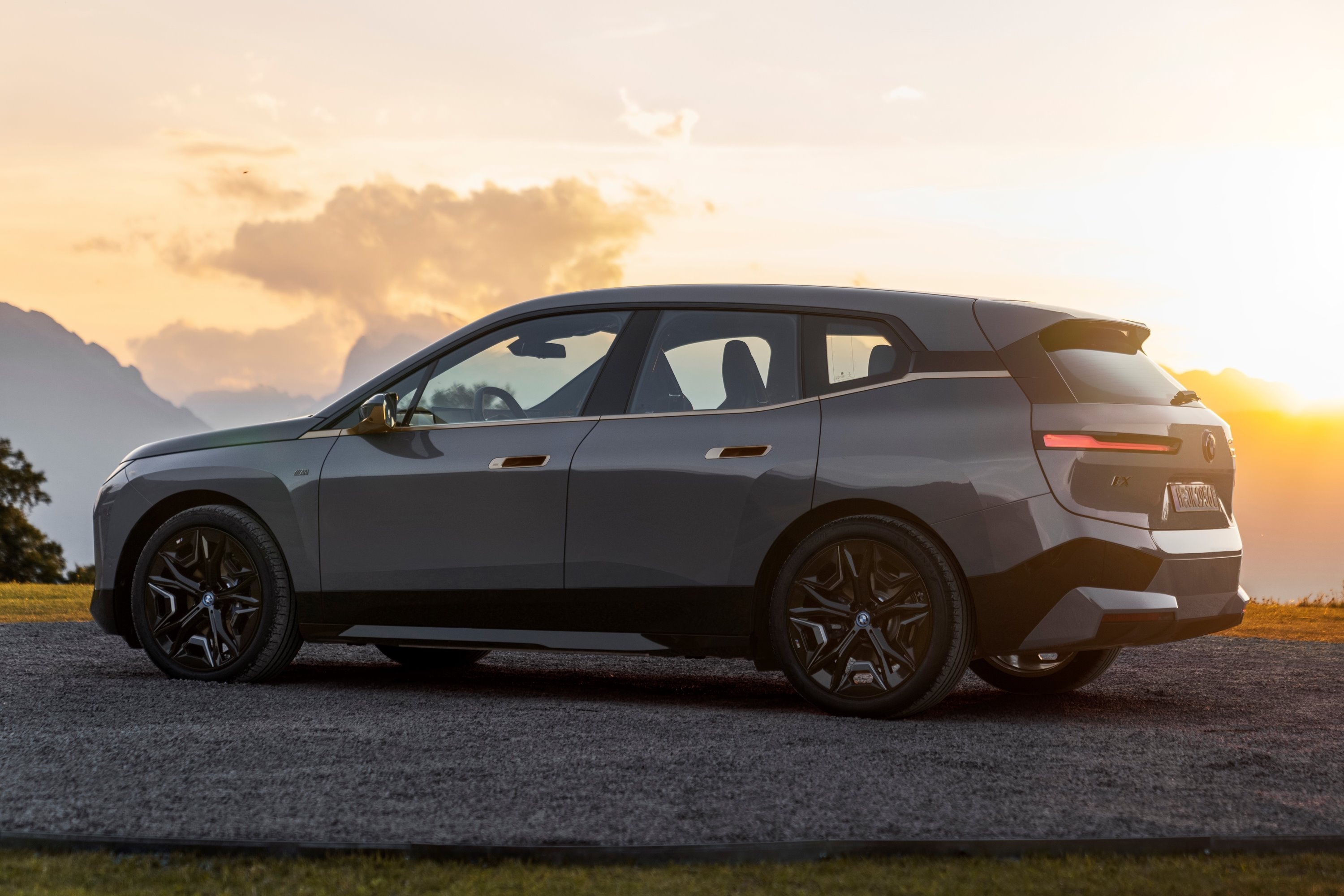 SUV dien hieu nang cao anh 3