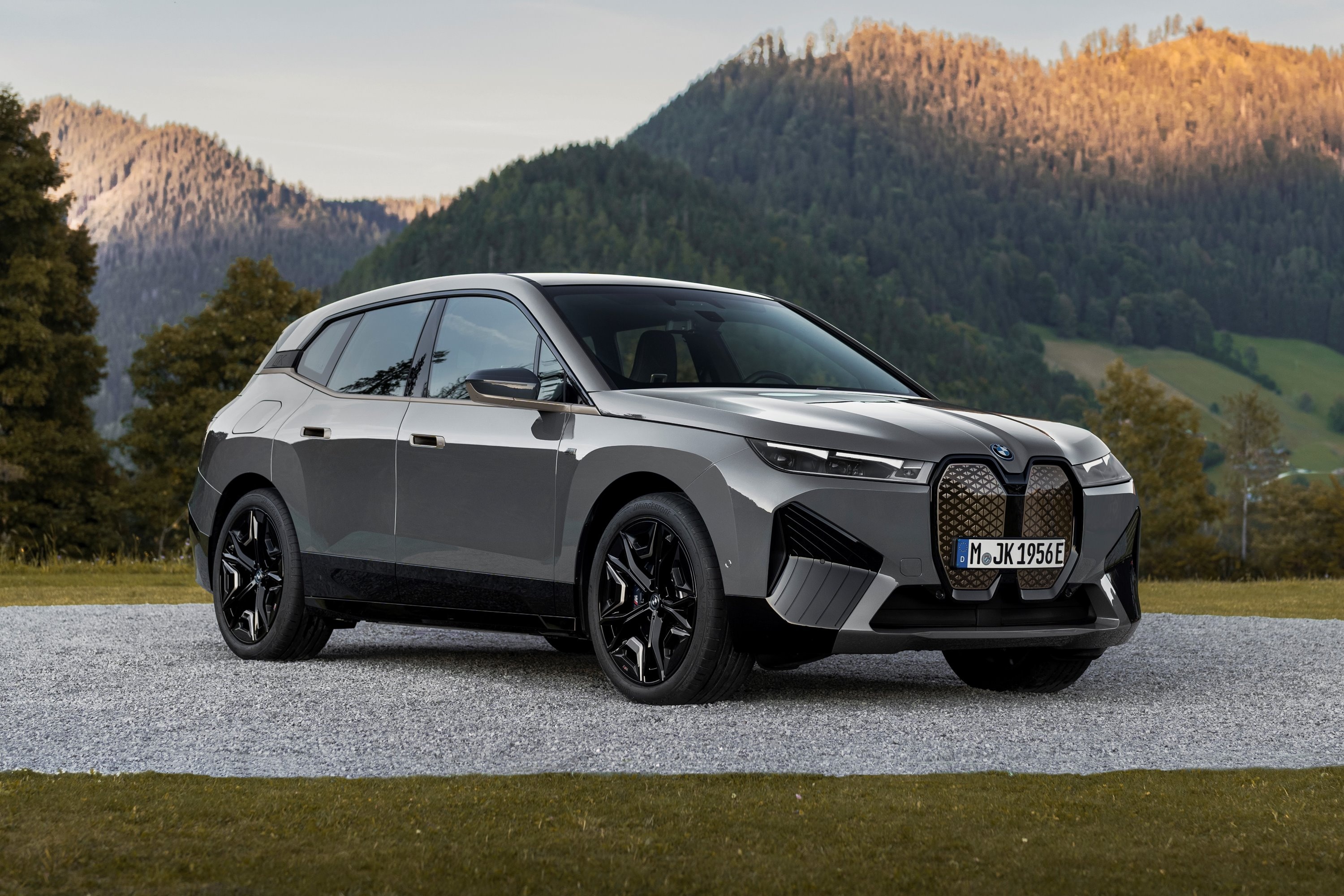 SUV dien hieu nang cao anh 1