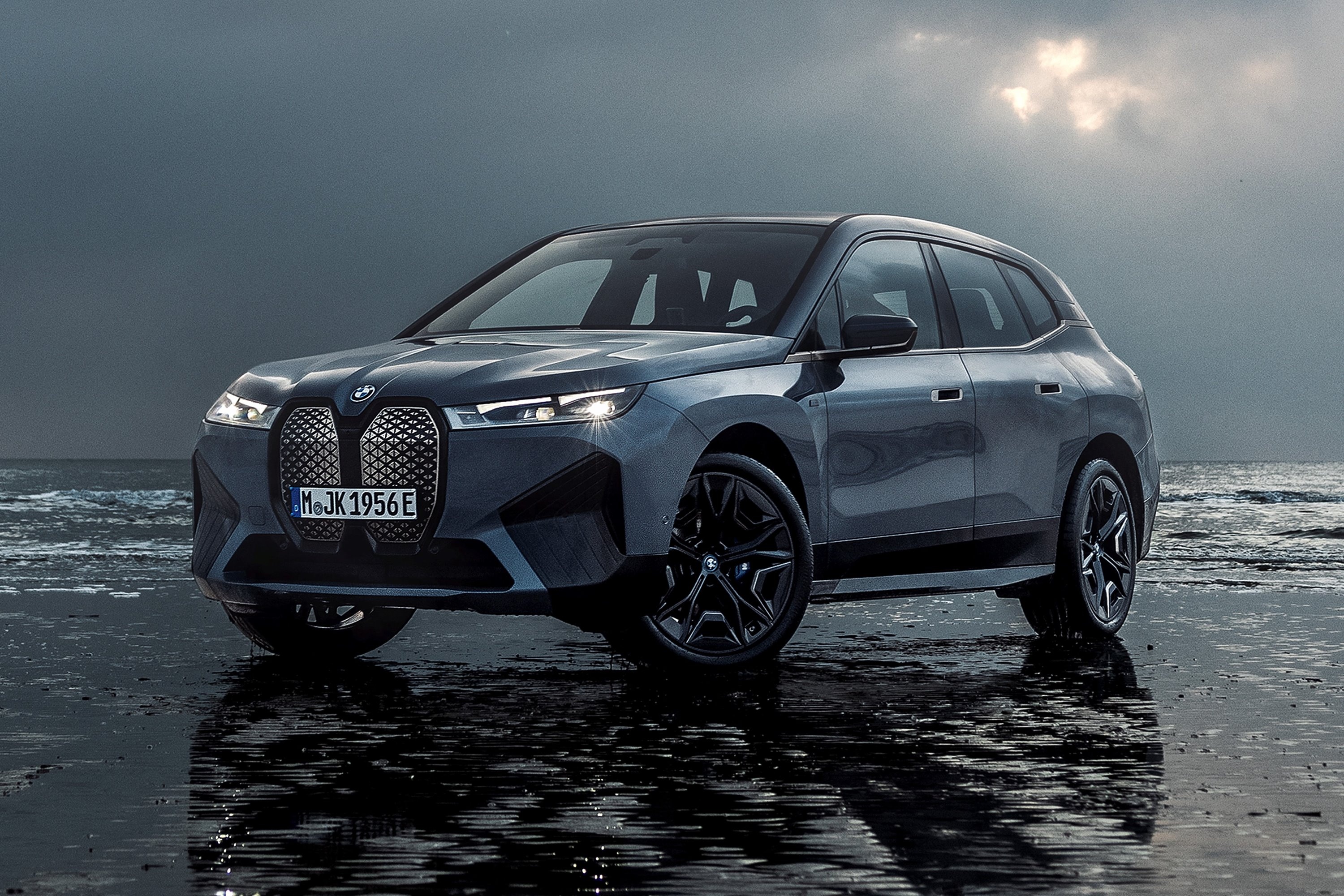 BMW ra mat SUV dien hieu nang cao iX M60 manh 610 ma luc hinh anh