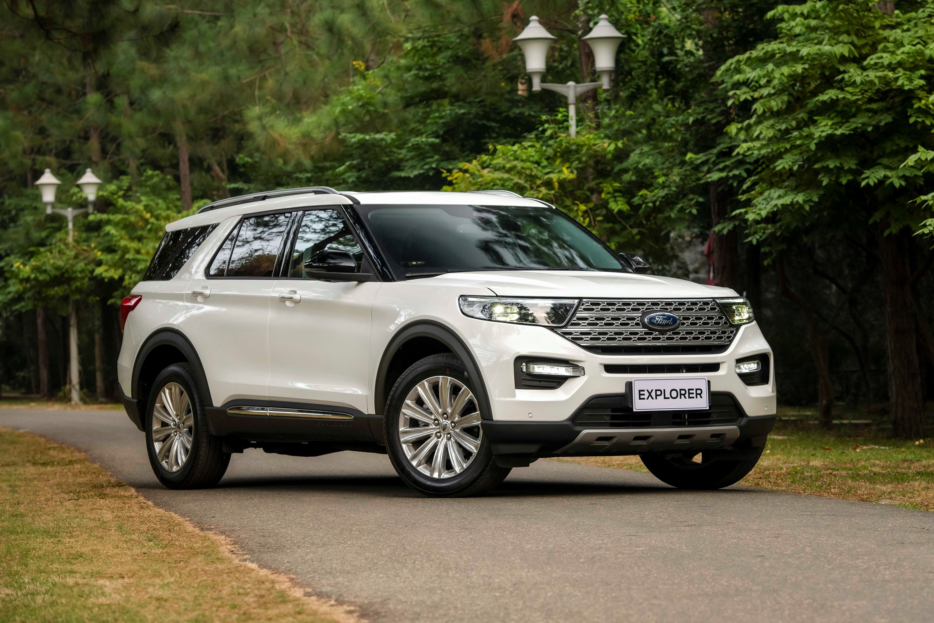 Ford Explorer tang gia hinh anh