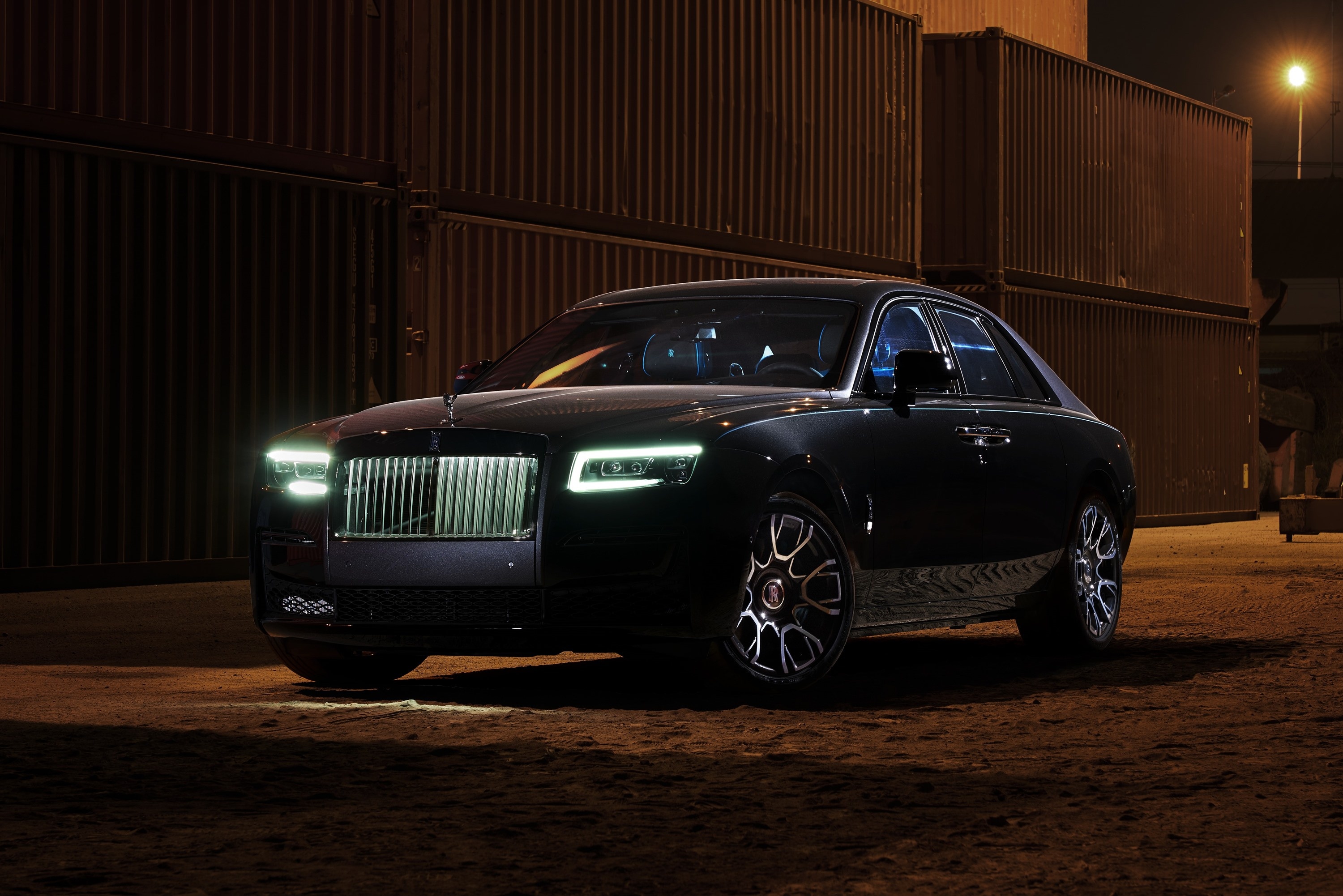 Rolls-Royce Ghost Black Badge co gia tu 33,7 ty dong tai Viet Nam hinh anh