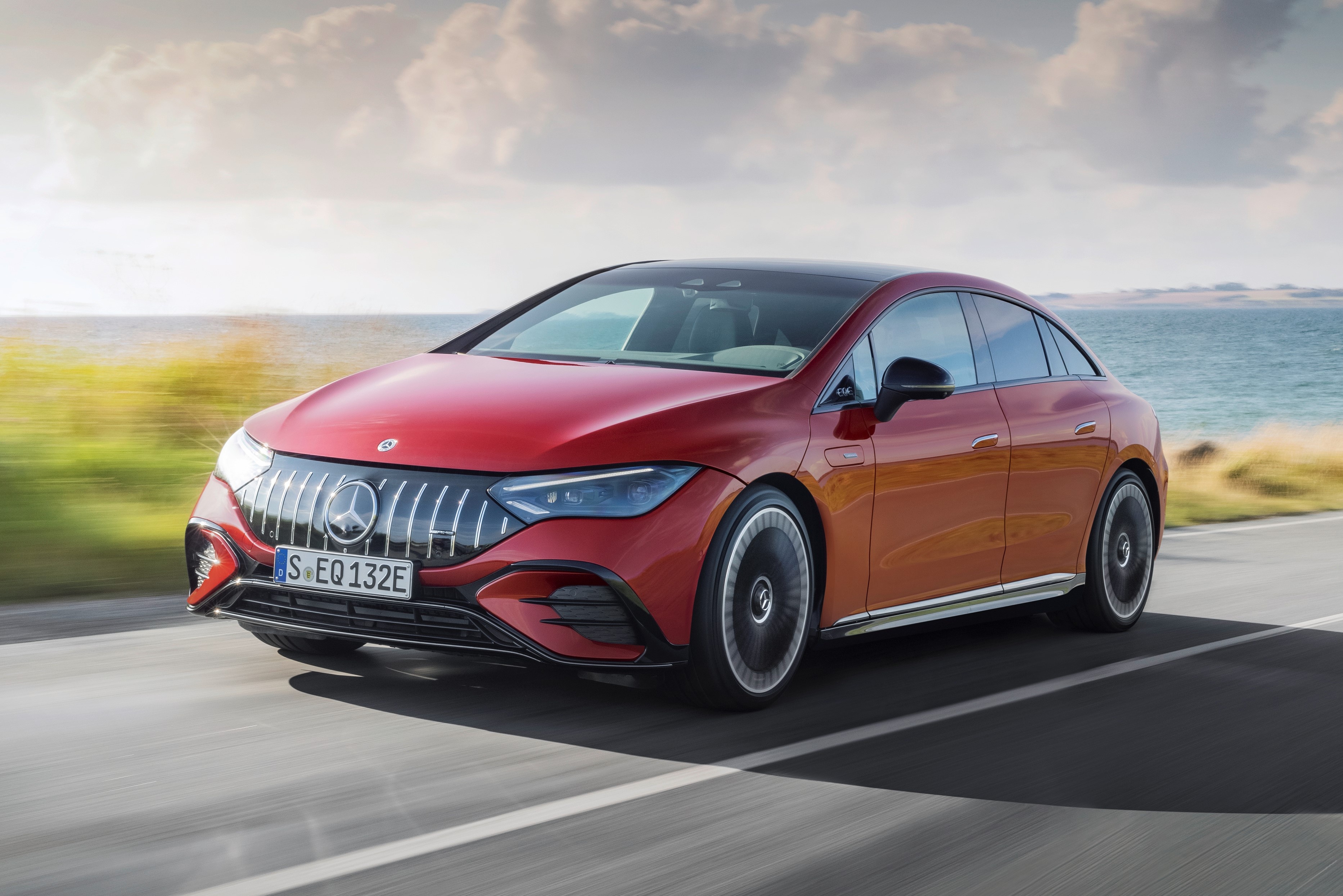 Xe dien the thao Mercedes-AMG EQE canh tranh Porsche Taycan hinh anh