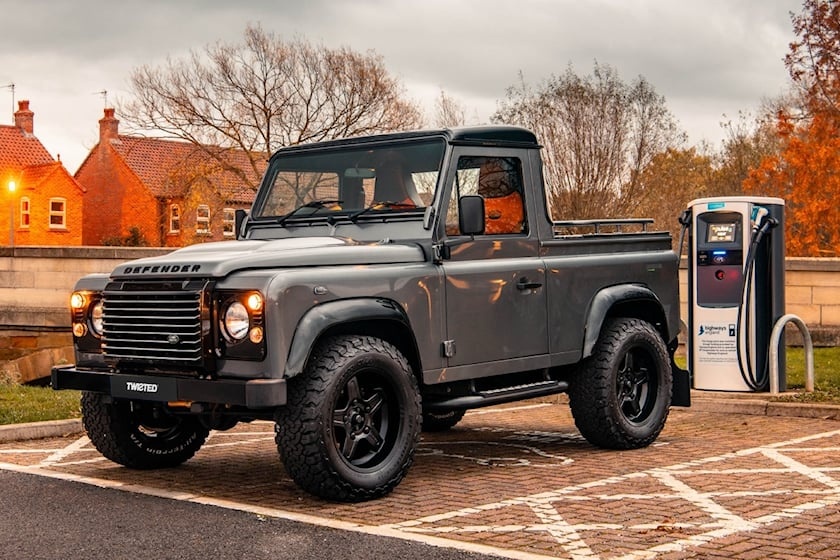 Ban tai dien Land Rover Defender co gia hon 300.000 USD hinh anh