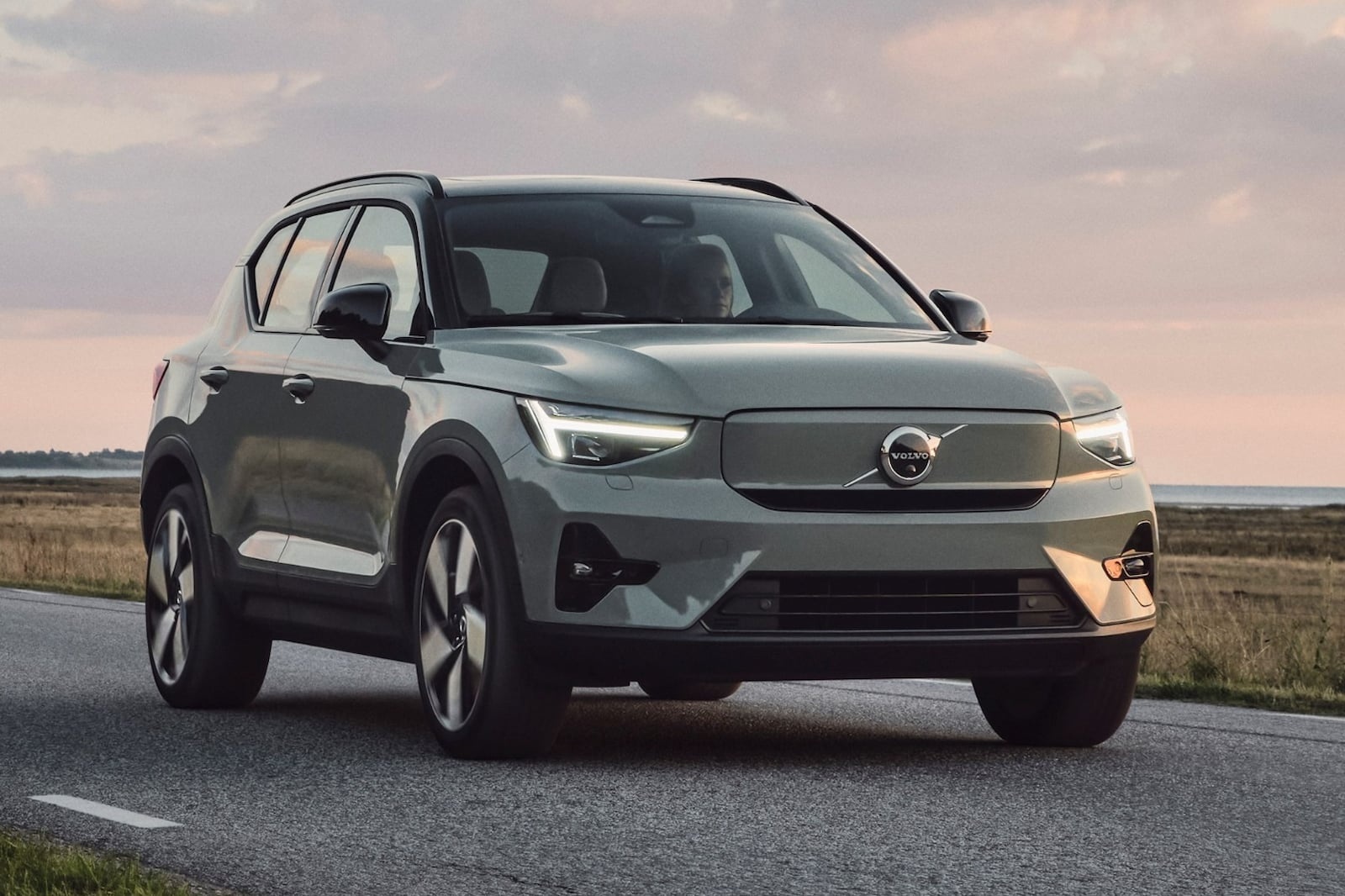 SUV dien Volvo XC40 Recharge 2023 duoc nang cap thiet ke hinh anh