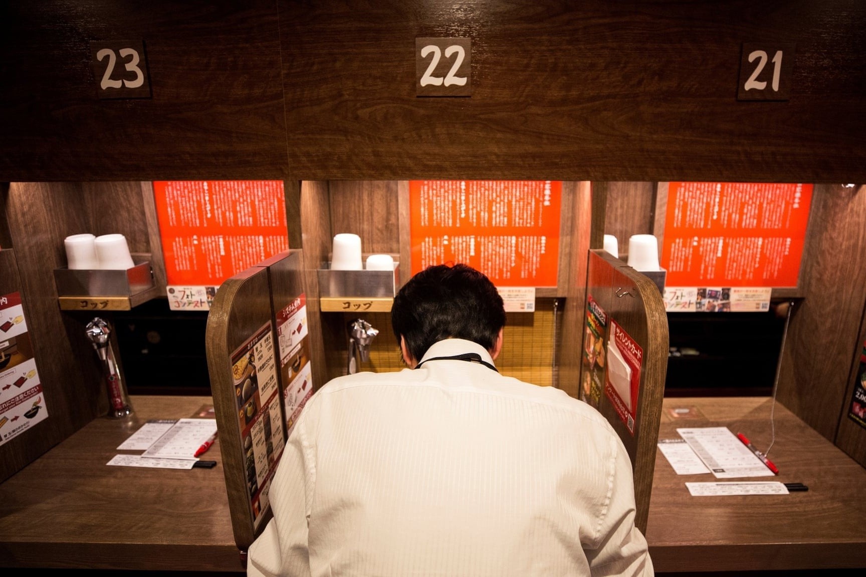 Xu huong song mot minh de doa tinh than tap the cua nguoi Nhat hinh anh