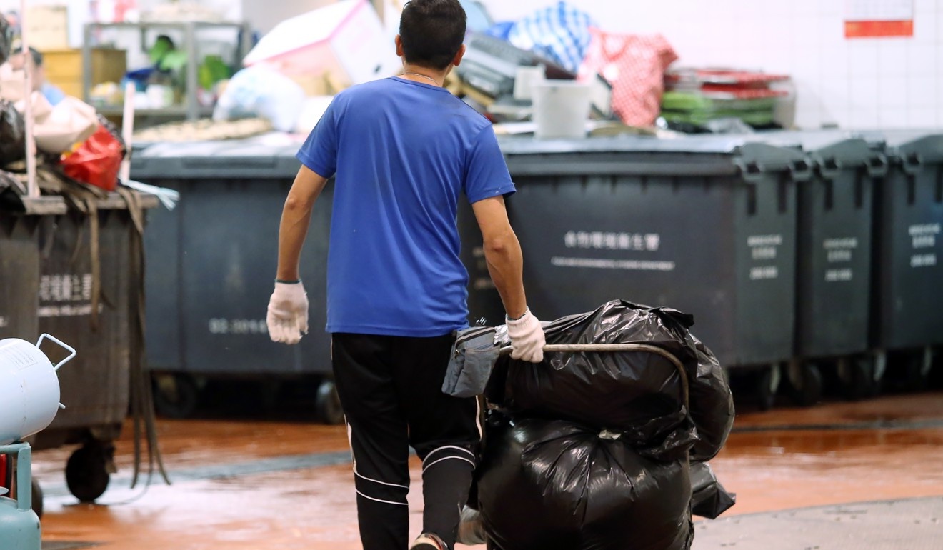 lao cong thieu khau trang giua dich corona Hong Kong anh 2