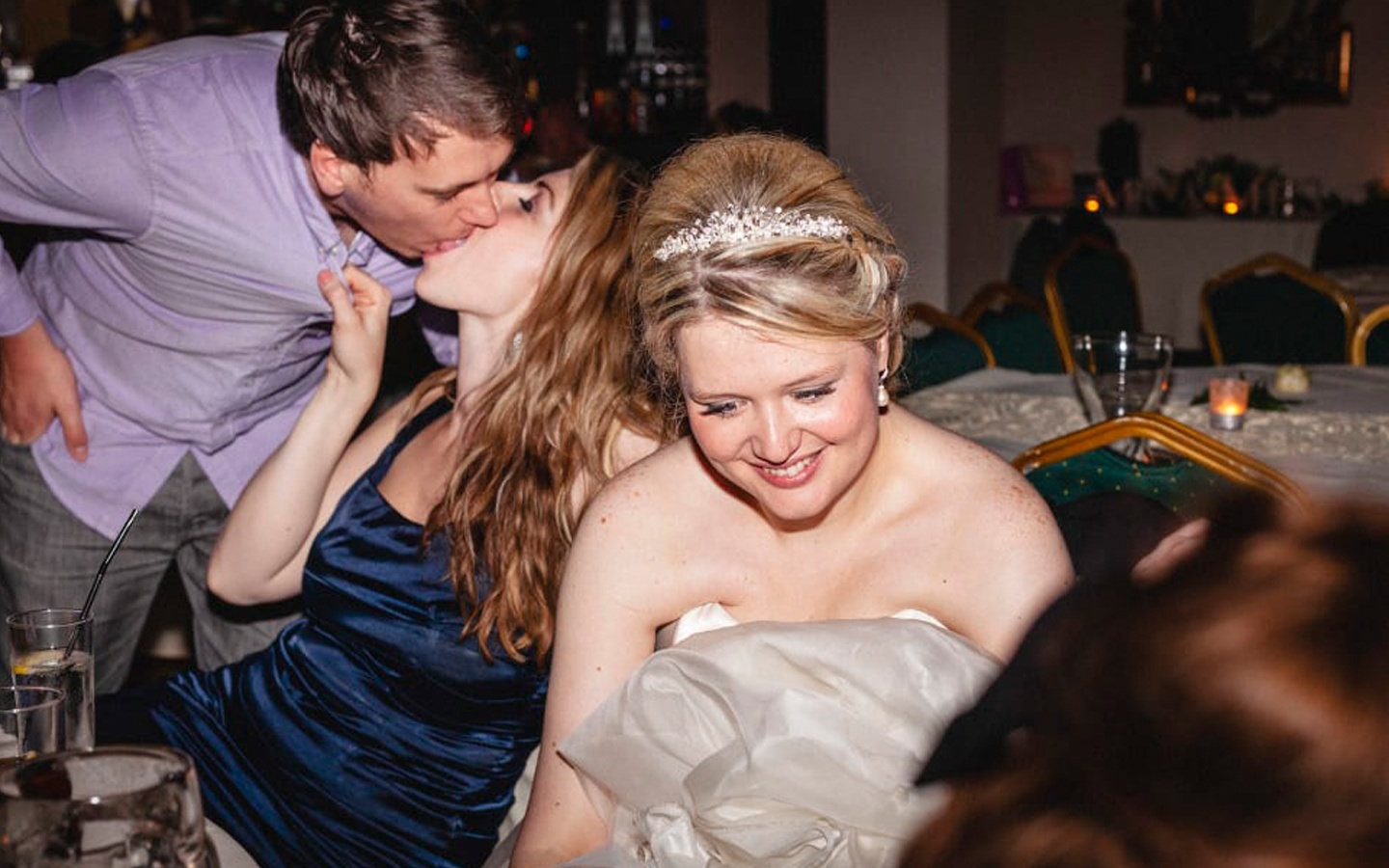 Say xin, chay vay, co dau nga sap mat trong nhung dam cuoi o Anh hinh anh