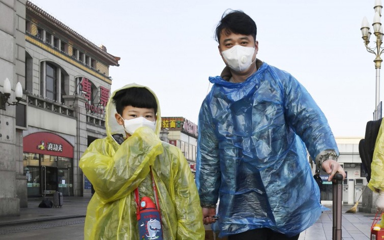 Phu huynh TQ ‘phat dien’ khi phai trong con qua lau vi dich corona hinh anh