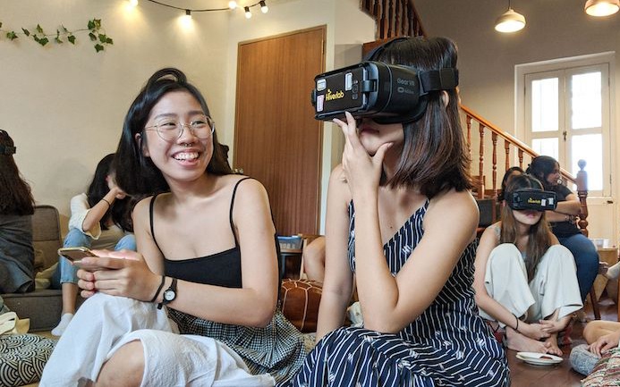 Nu sinh dung cong nghe thuc te ao VR de chong quay roi tinh duc hinh anh