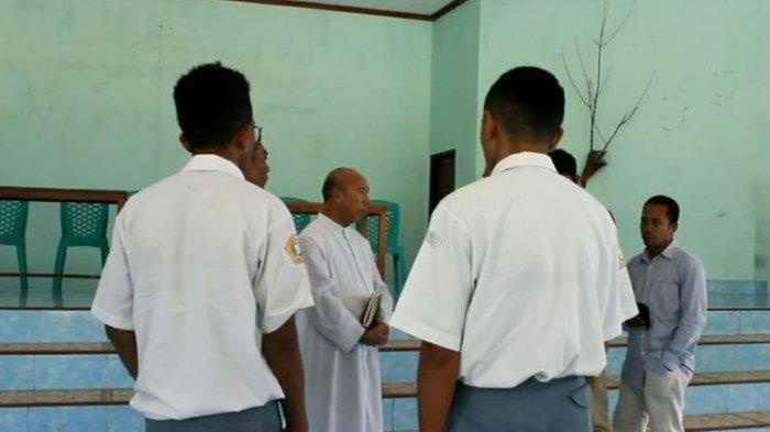 hoc sinh Indonesia an phan nguoi anh 1