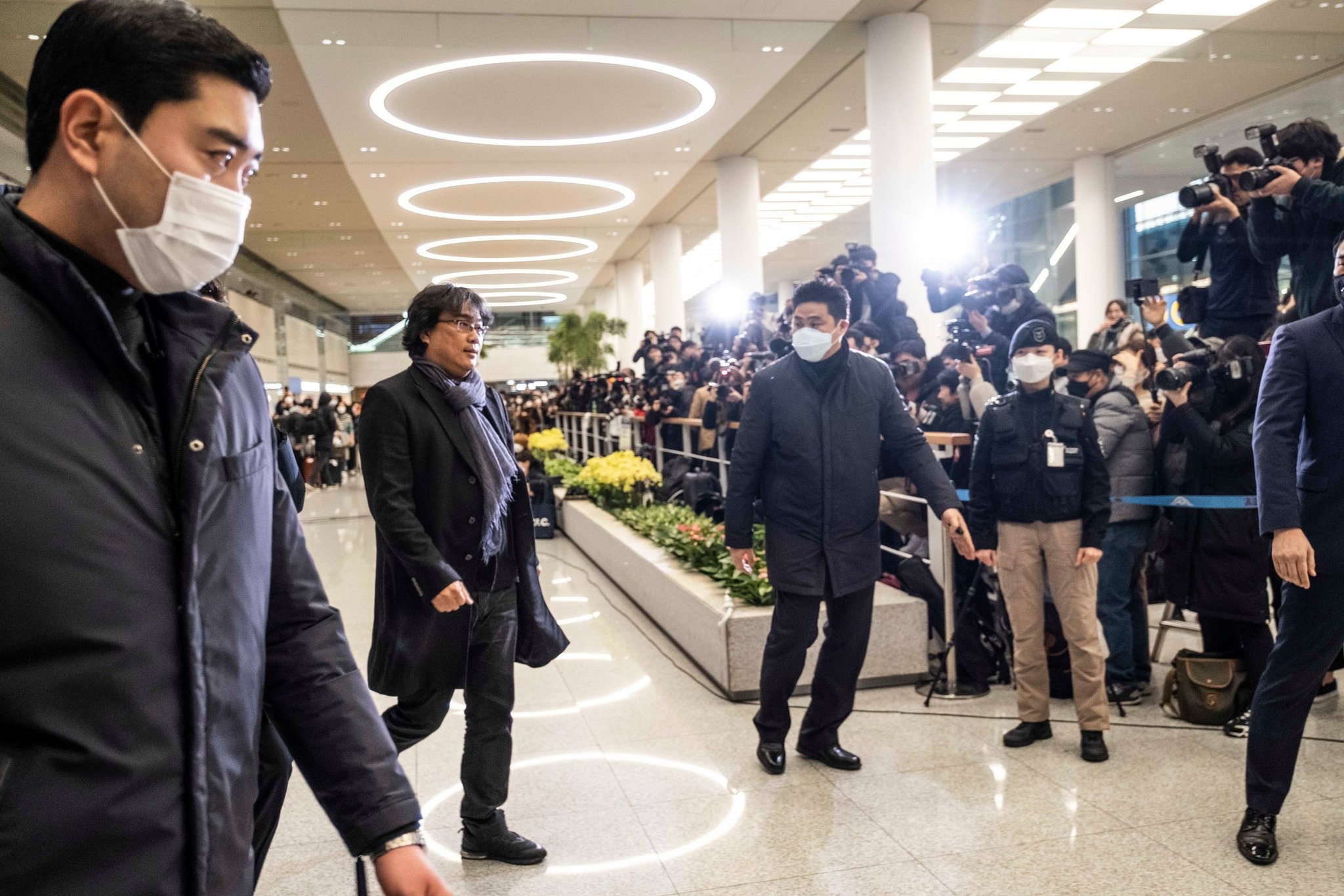 nha tang ban ham trong phim Parasite anh 2