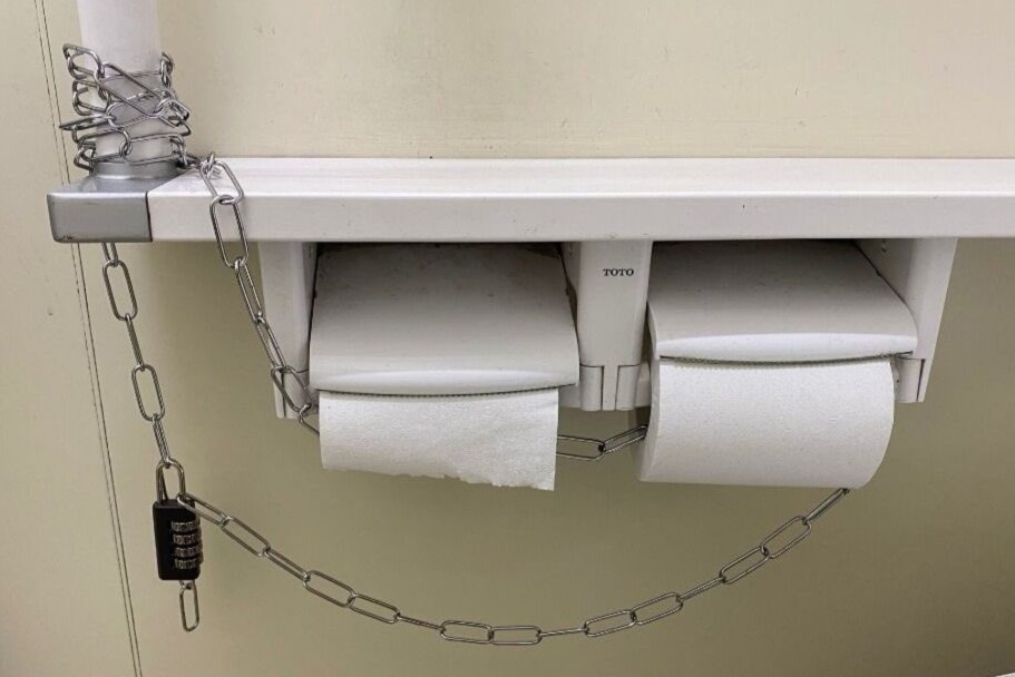 Au da, dan bua, dung khoa va cuoc chien giu giay ve sinh vi dich benh hinh anh