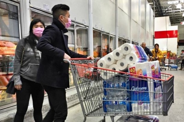 Do xo tich tru giay ve sinh va nhu yeu pham la sai lam hinh anh