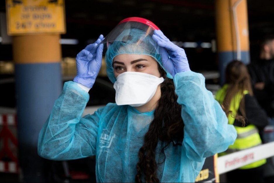 Nguoi chau A da dung khi deo khau trang de han che dich benh hinh anh