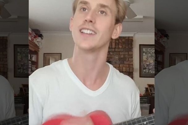 Chang trai nguoi Australia sang tac bai hat hai huoc ve dich corona hinh anh