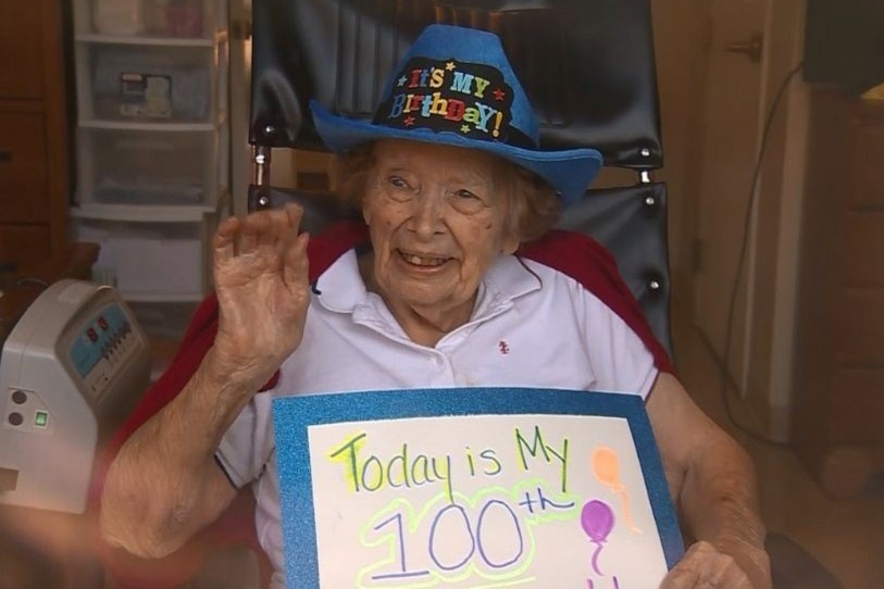 Cu ba 100 tuoi don sinh nhat sau lop kinh hinh anh