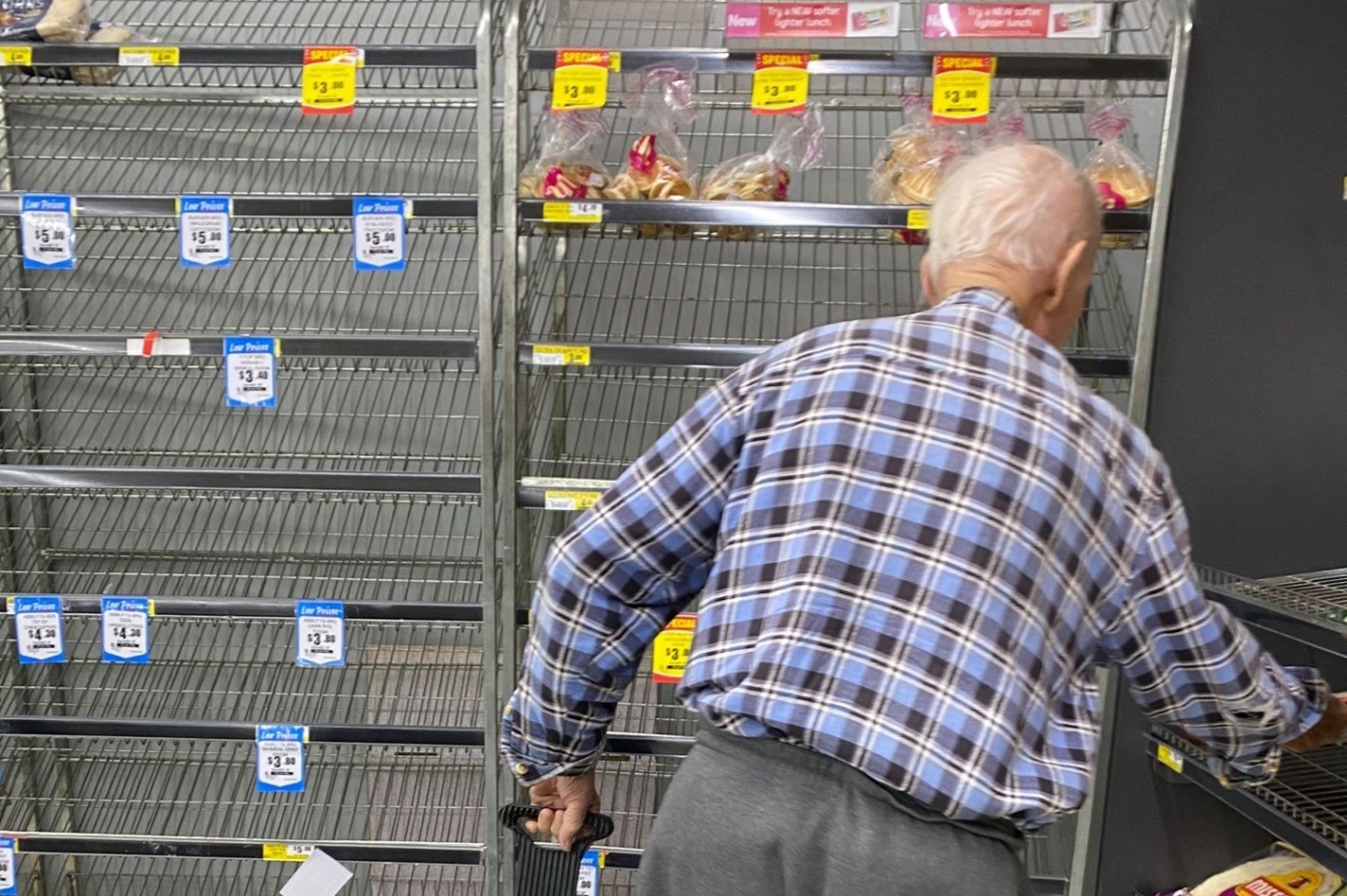 Sieu thi mo rieng cho nguoi gia va nguoi khuyet tat trong mua dich hinh anh