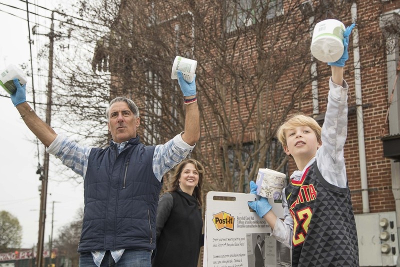 phat giay ve sinh mien phi anh 1