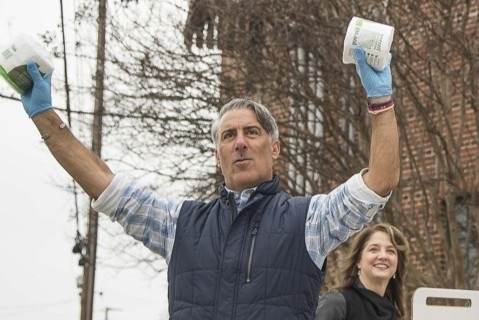 Cong ty My phat 1.000 cuon giay ve sinh mien phi cho moi nguoi hinh anh