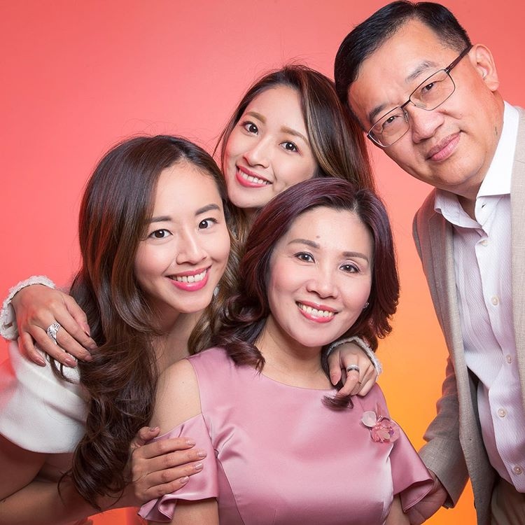 cặp chị em hong kong đưa trang sức gia đình lên tầm quốc tế ảnh 3 cap chi em hong kong dua trang suc gia dinh len tam quoc te anh 3