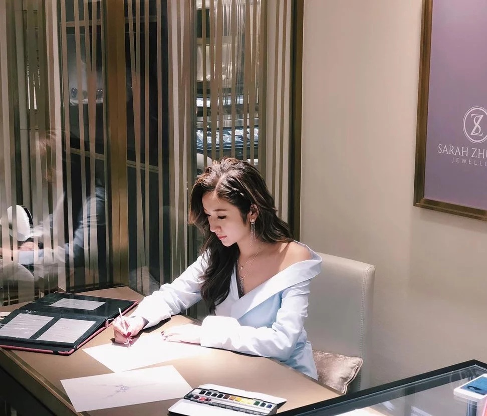 cặp chị em hong kong đưa trang sức gia đình lên tầm quốc tế ảnh 2 cap chi em hong kong dua trang suc gia dinh len tam quoc te anh 2