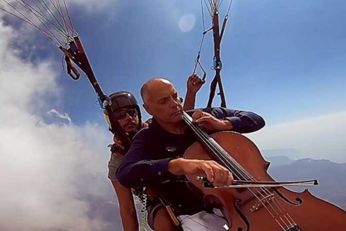 Nghe si choi cello tren khong trung chieu long fan giua mua dich hinh anh