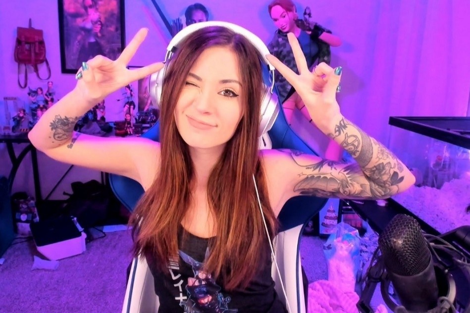 O nha cach ly, nguoi dan dan mat vao man hinh choi game hinh anh