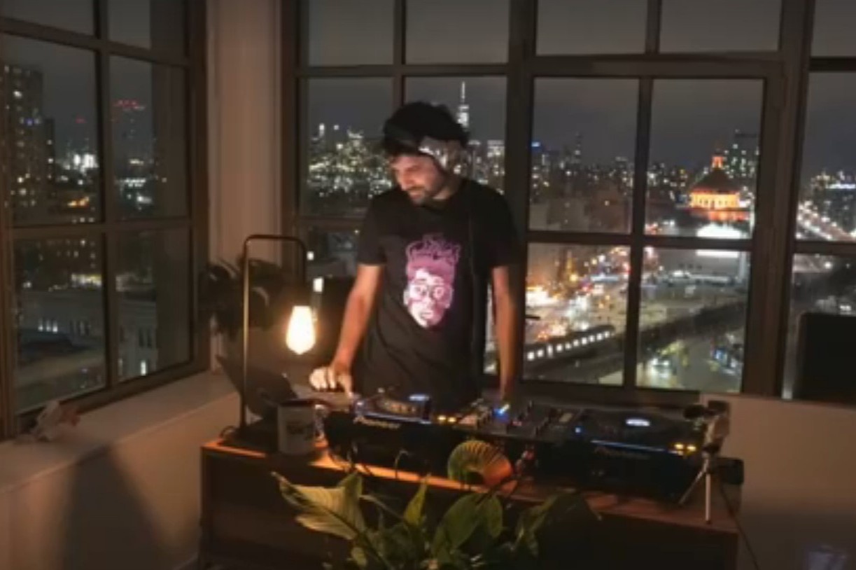 'Quay bar' online tai nha trong thoi gian cach ly tranh dich hinh anh