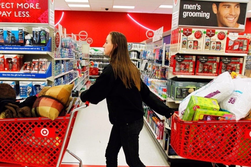 Di sieu thi dung cach de tranh lay nhiem virus trong mua dich hinh anh