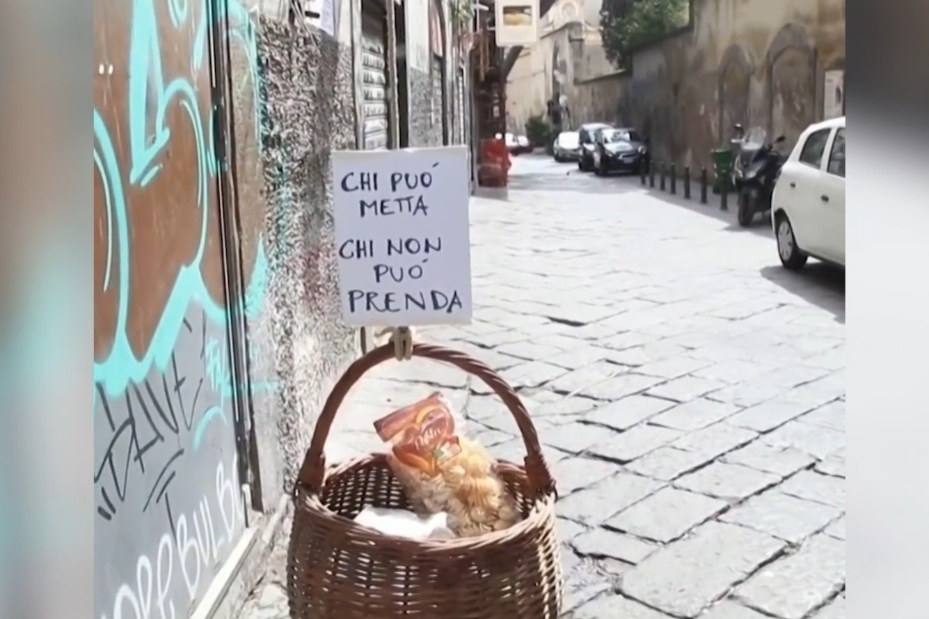 Nguoi Italy treo gio do an ngoai duong de ai can thi lay giua mua dich hinh anh