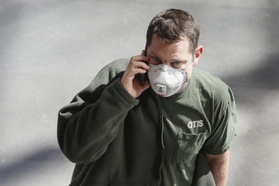 Thay do moi vao nha, vo chong ngu rieng - nhip song gia dinh mua dich hinh anh